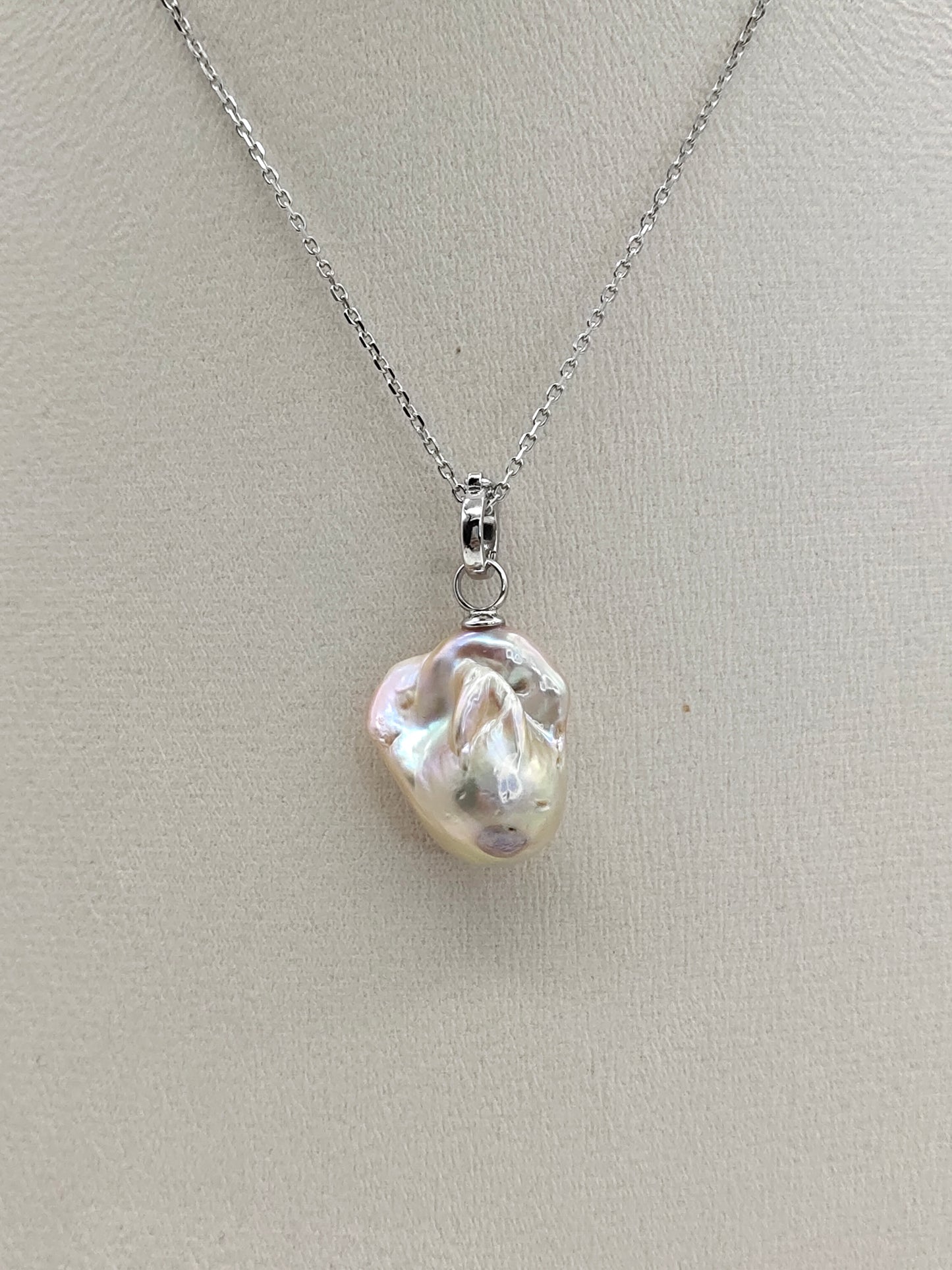 BAROQUE PEARL PENDANT (chain excluded)