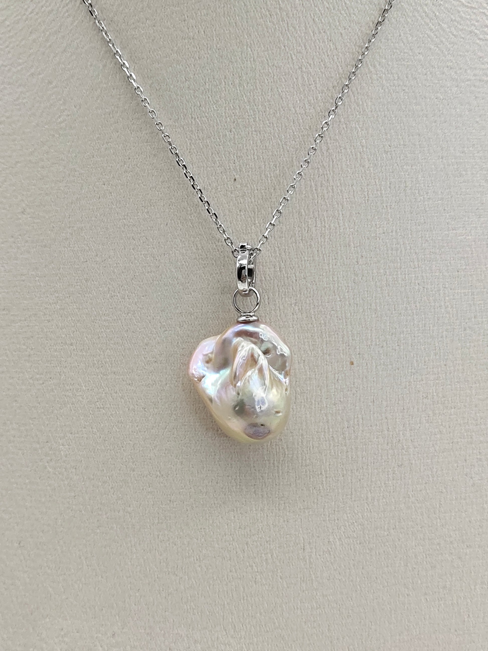 BAROQUE PEARL PENDANT (chain excluded)