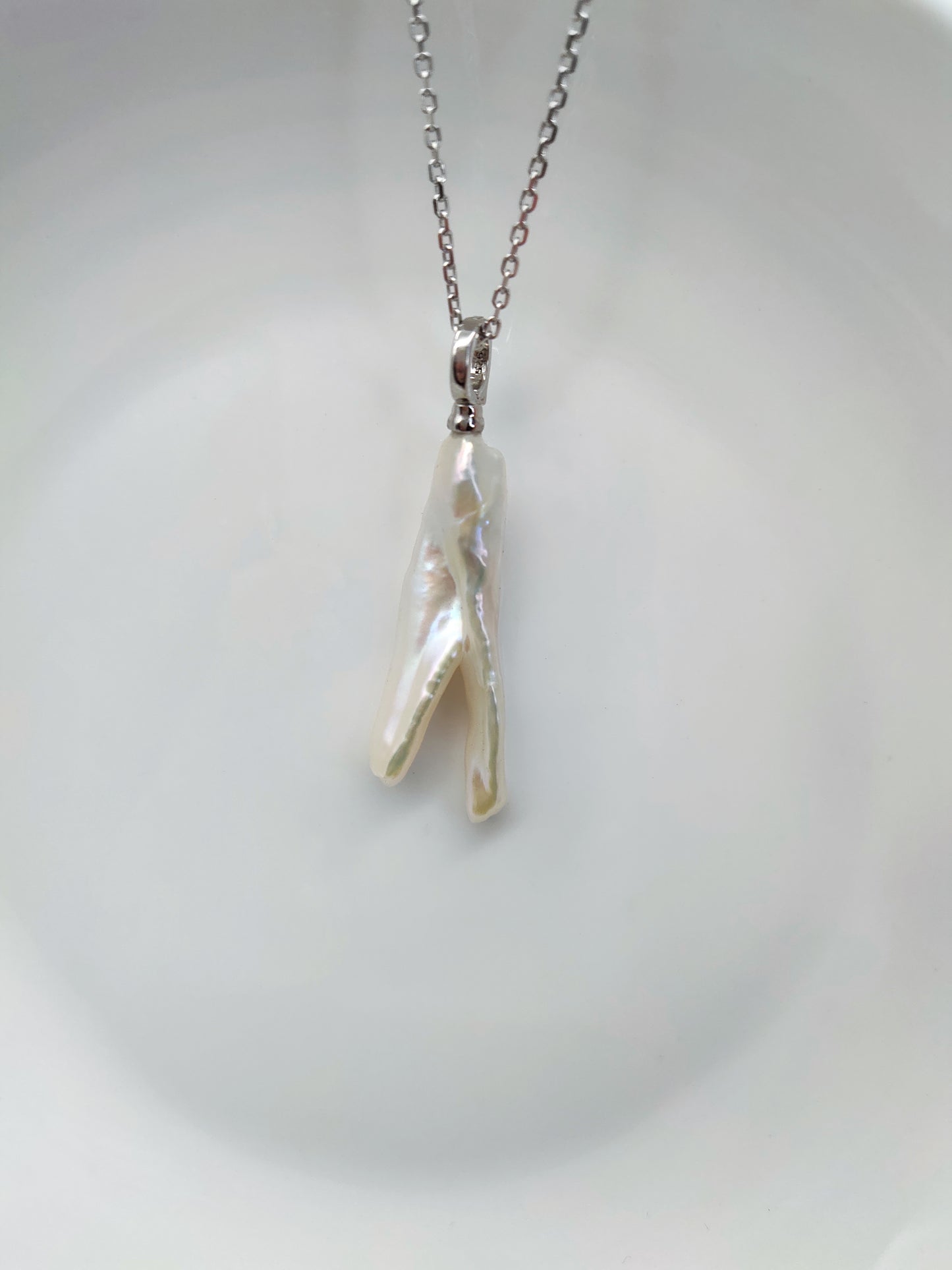 BAROQUE PEARL PENDANT (chain excluded)