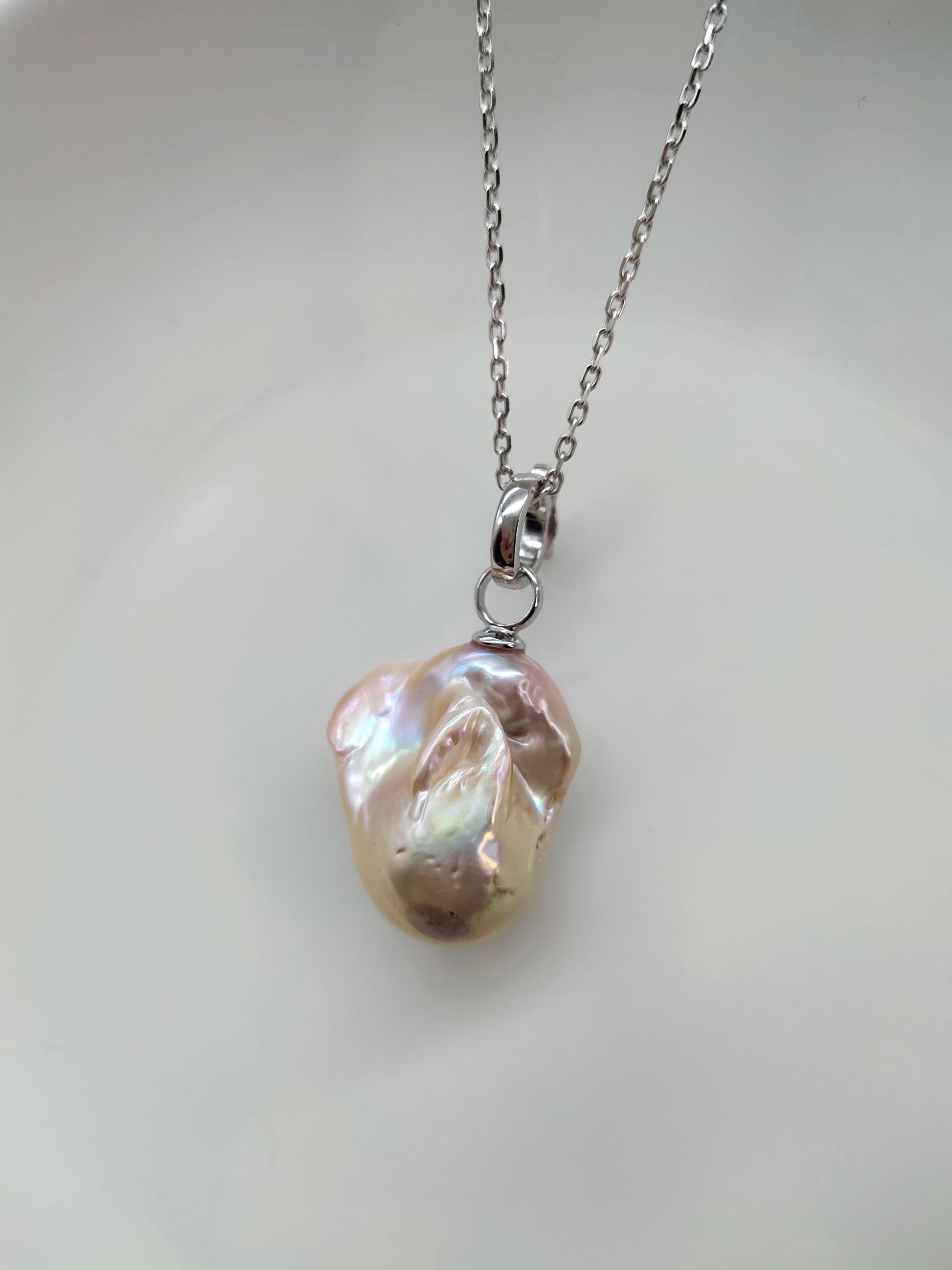 BAROQUE PEARL PENDANT (chain excluded)
