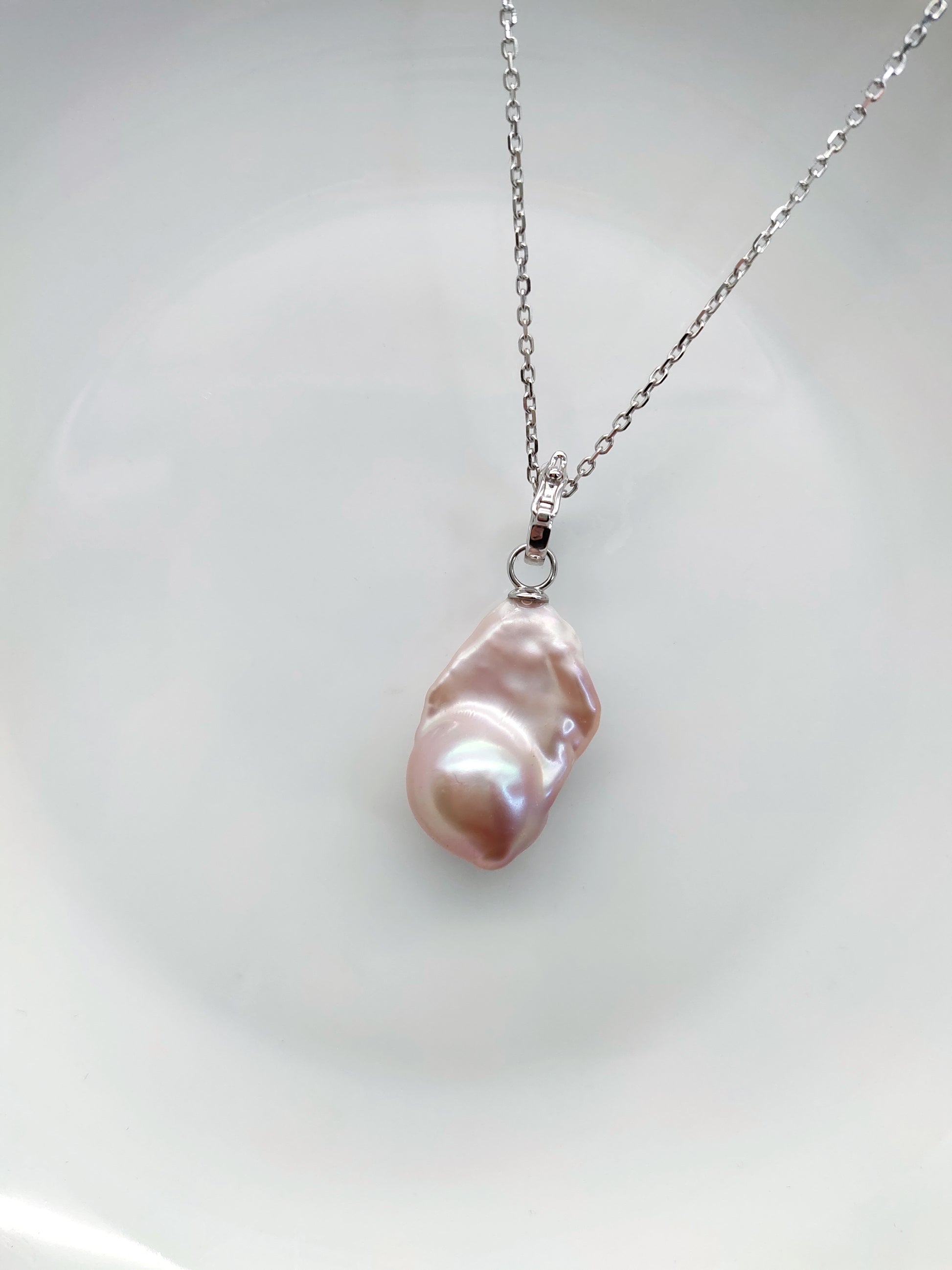BAROQUE PEARL PENDANT (chain excluded)