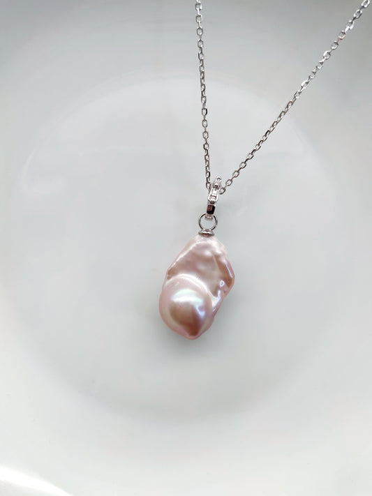 BAROQUE PEARL PENDANT (chain excluded)