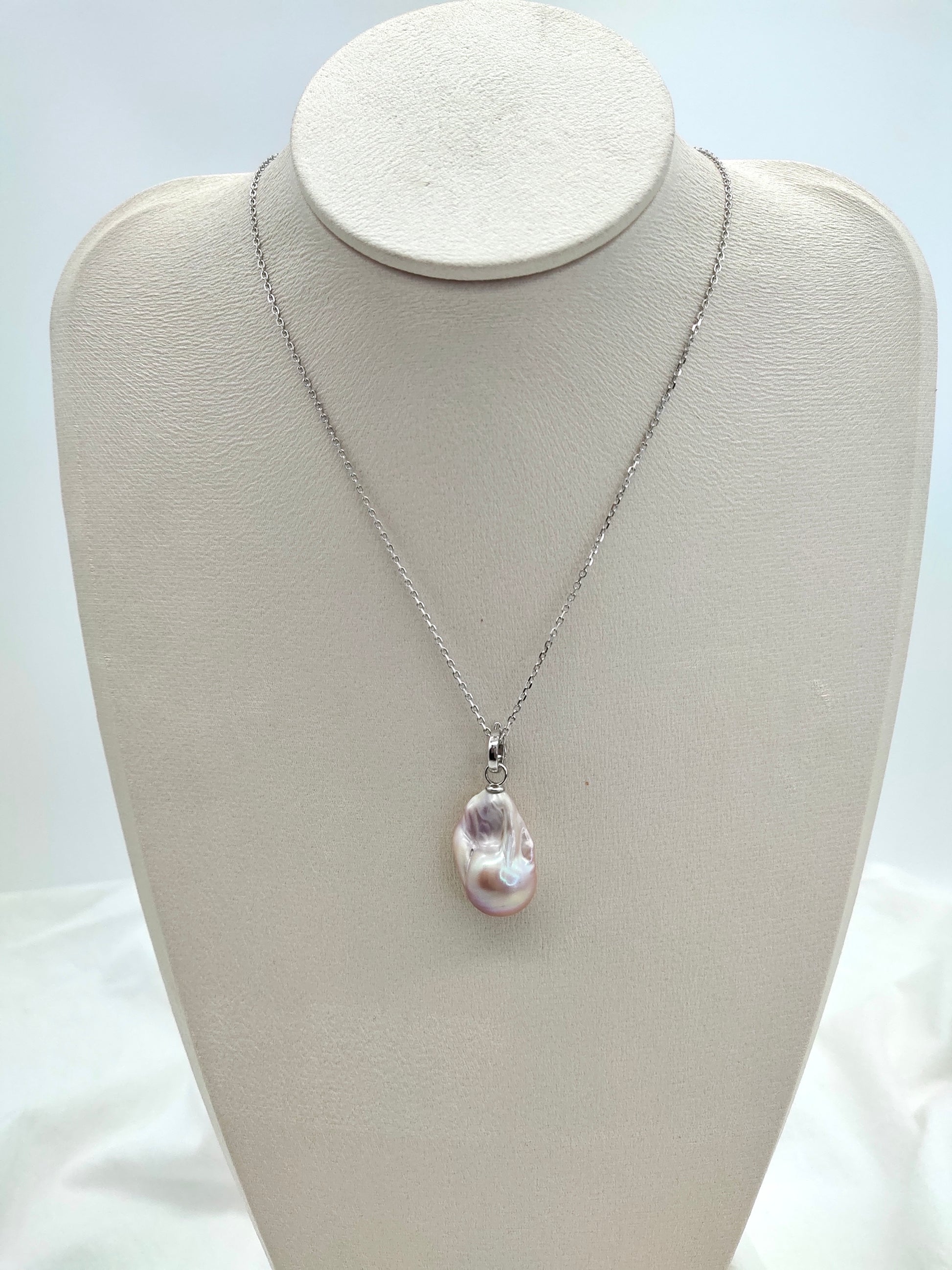 BAROQUE PEARL PENDANT (chain excluded)