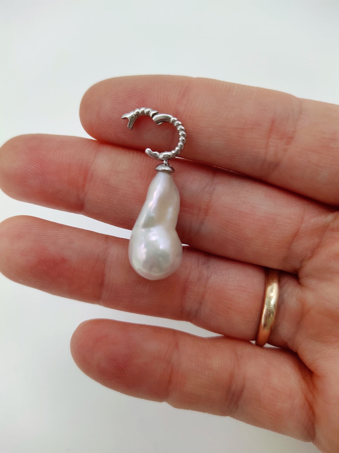 BLUE CALCITE NECKLACE WITH BAROQUE PEARL PENDANT