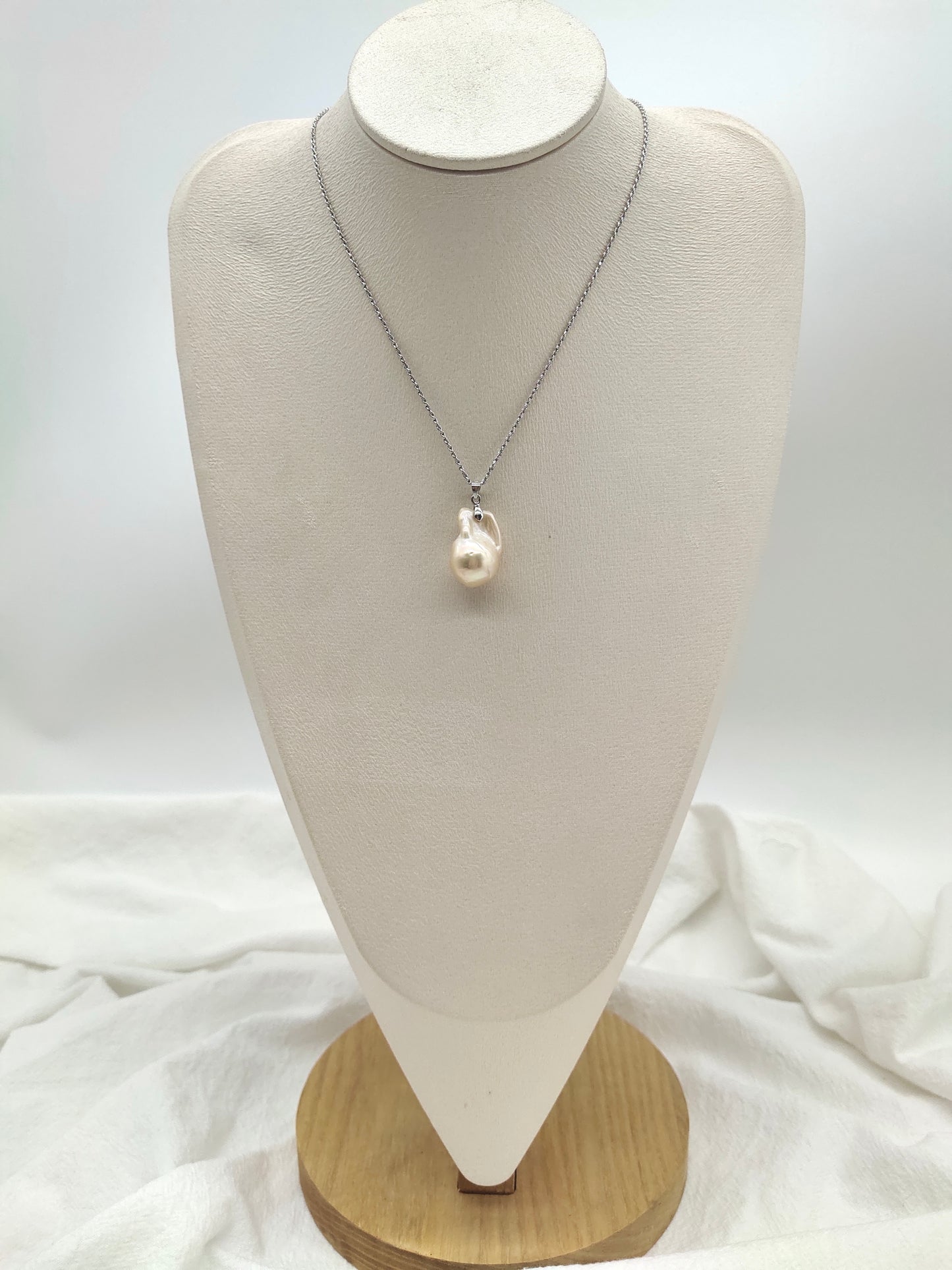 CHAMPAGNE BAROQUE PEARL PENDANT