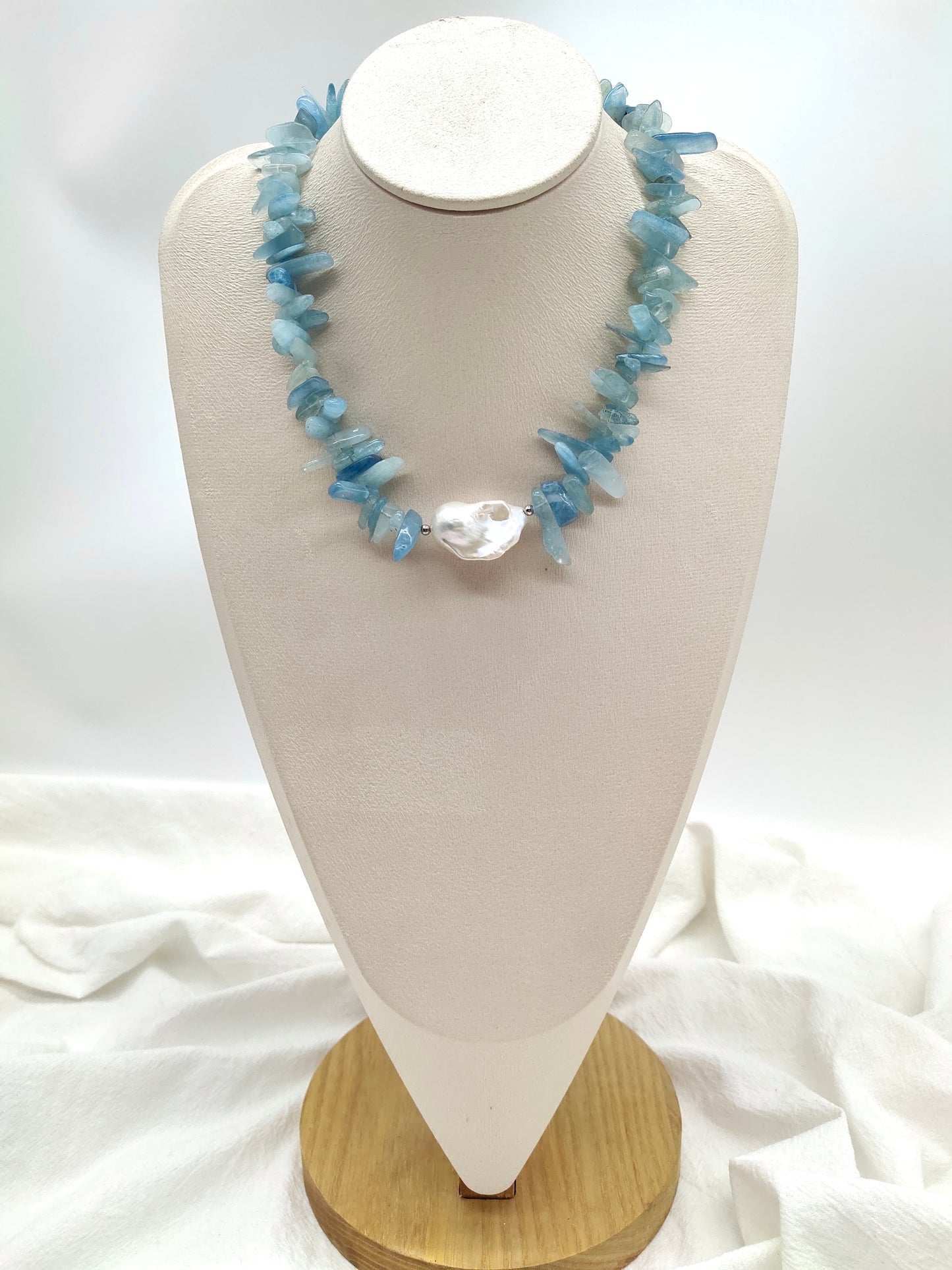 LARGE BAROQUE PEARL WITH AQUAMARINE NECKLACE