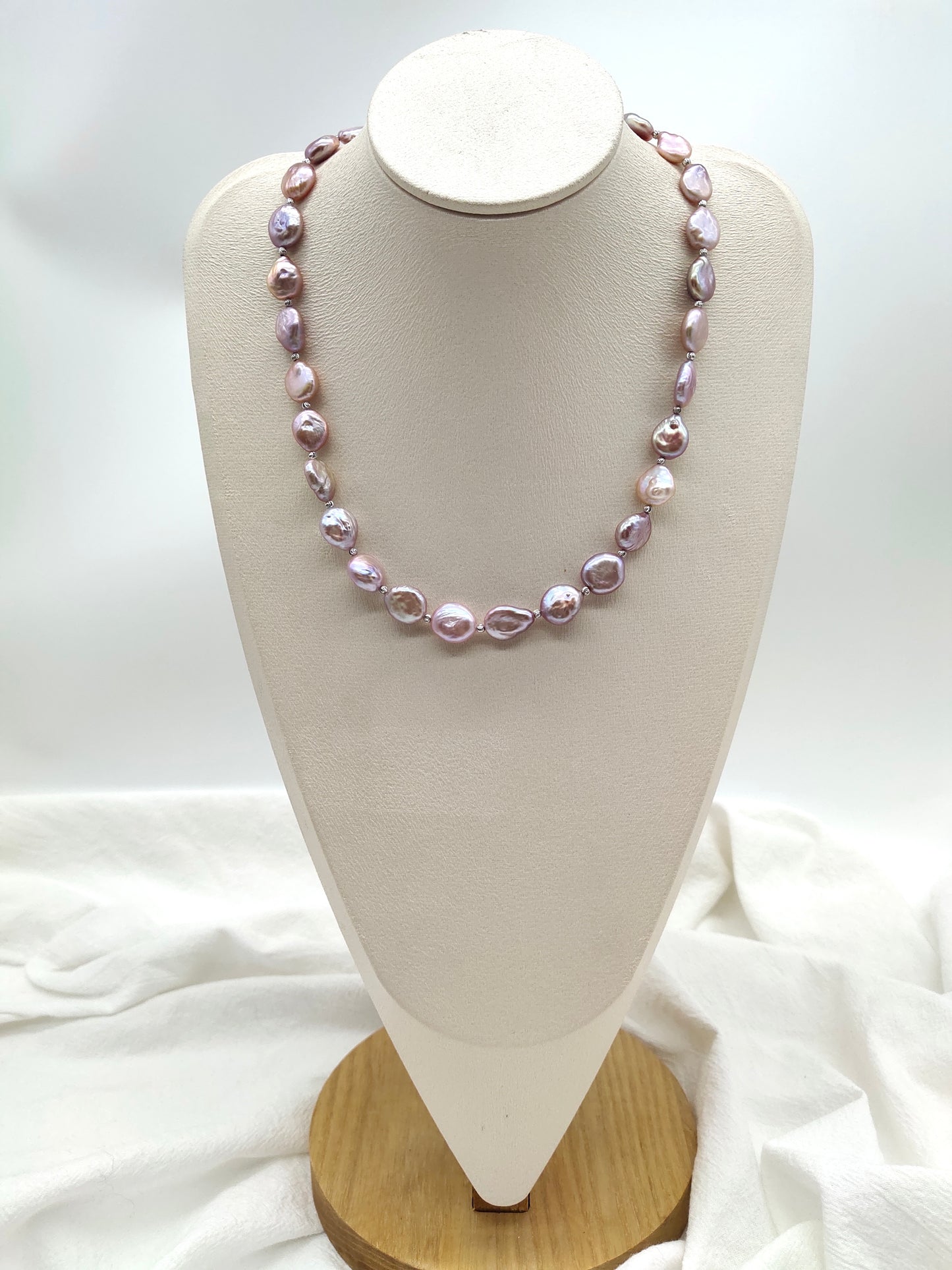 IRIDESCENT BUTTON PEARL WITH SILVER BEADS NECKLACE