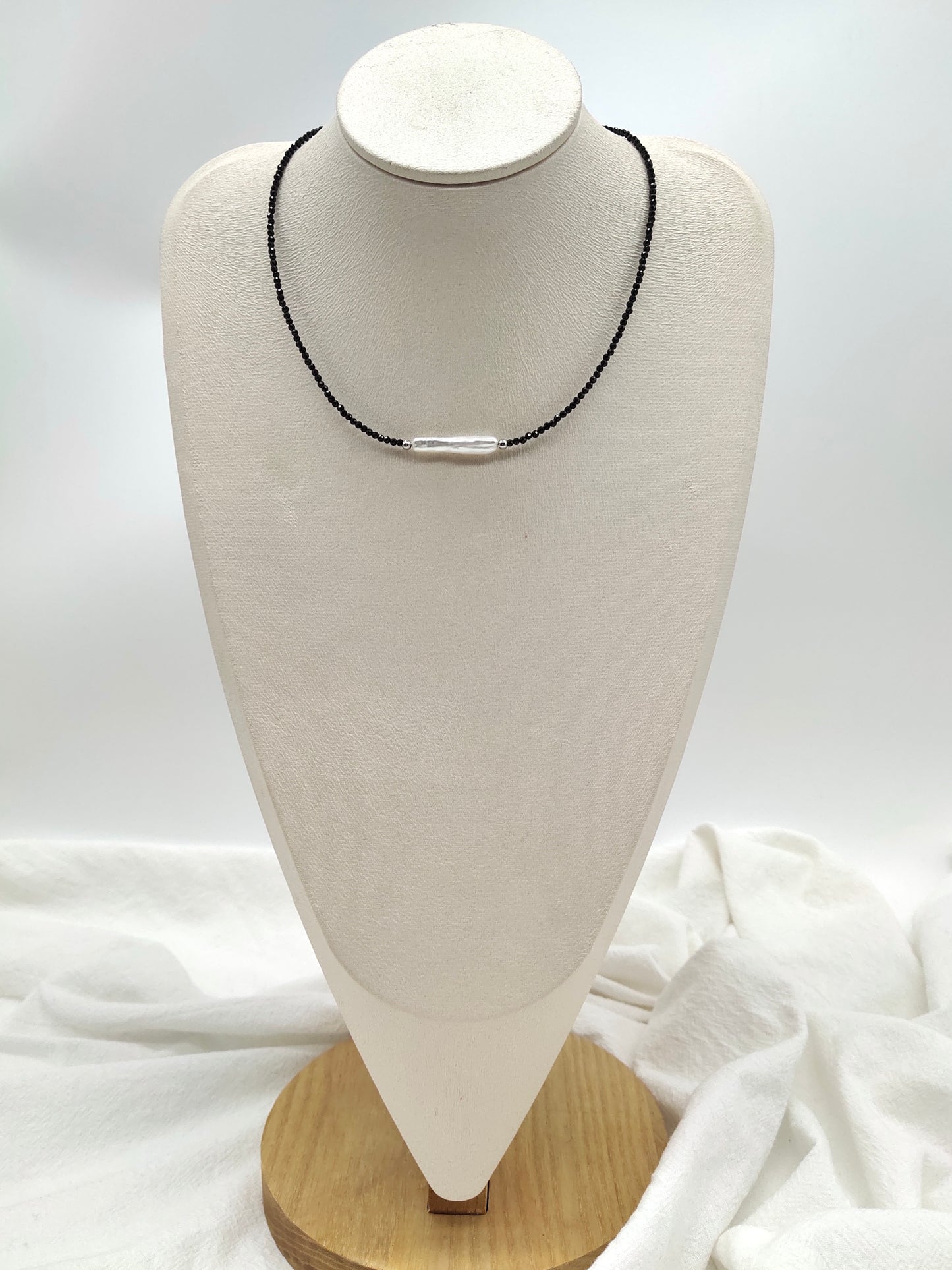 THE BLACK SPINEL WITH FRESHWATER PEARL NECKLACE
