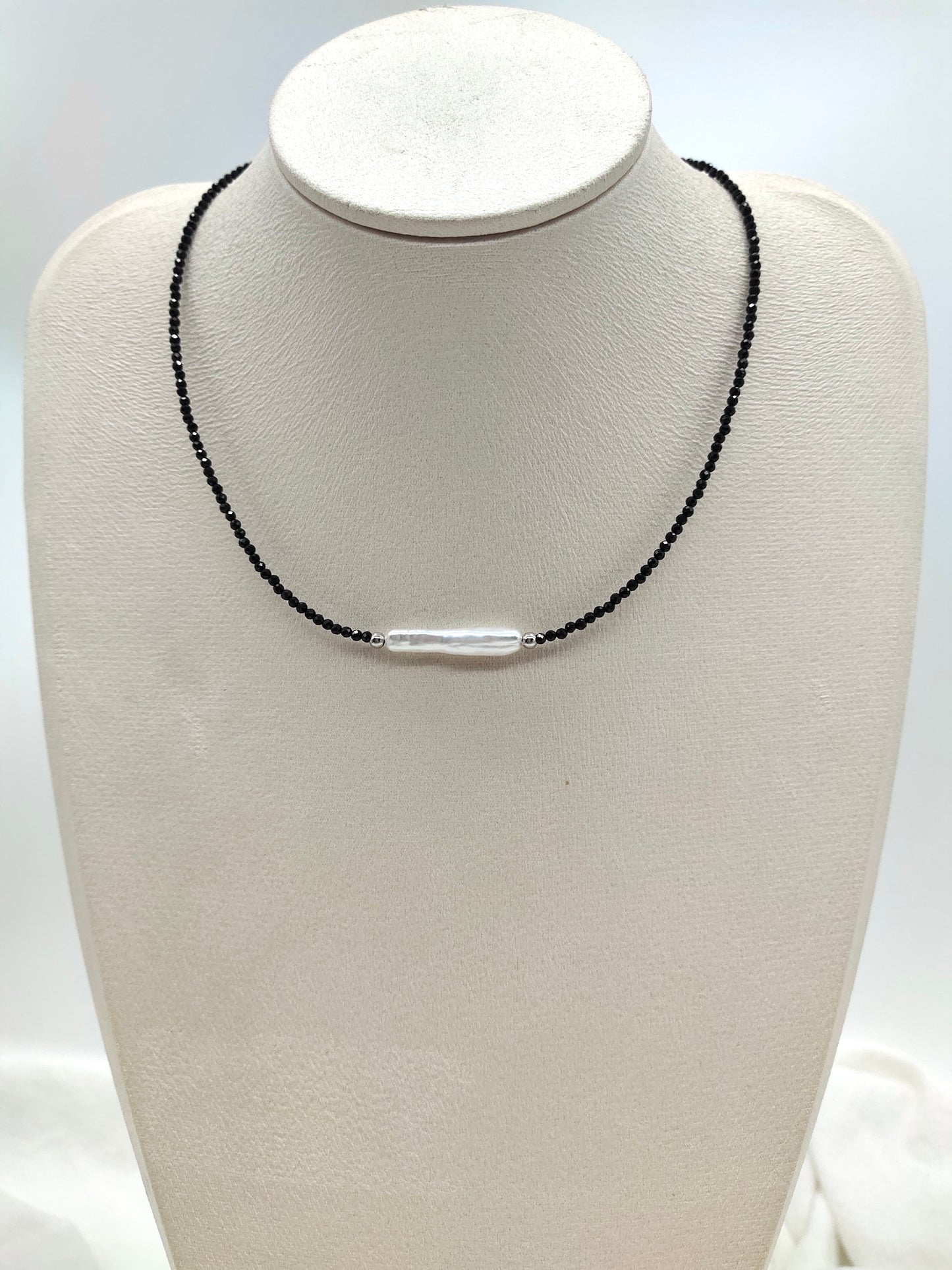 THE BLACK SPINEL WITH FRESHWATER PEARL NECKLACE