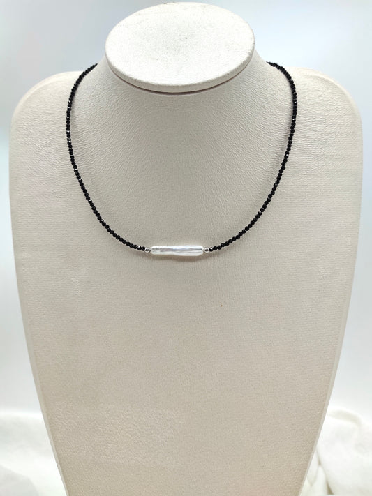 THE BLACK SPINEL WITH FRESHWATER PEARL NECKLACE