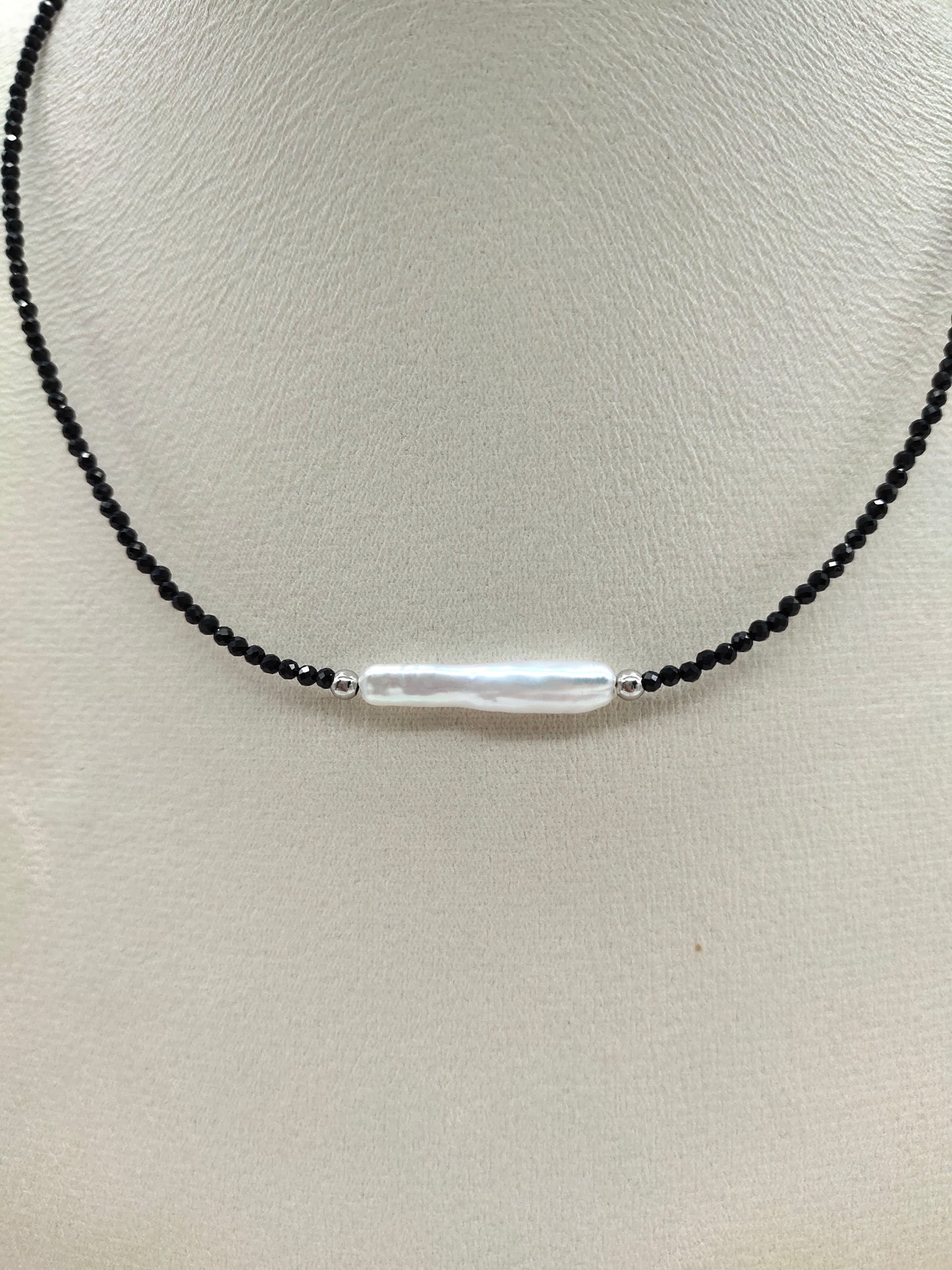 THE BLACK SPINEL WITH FRESHWATER PEARL NECKLACE
