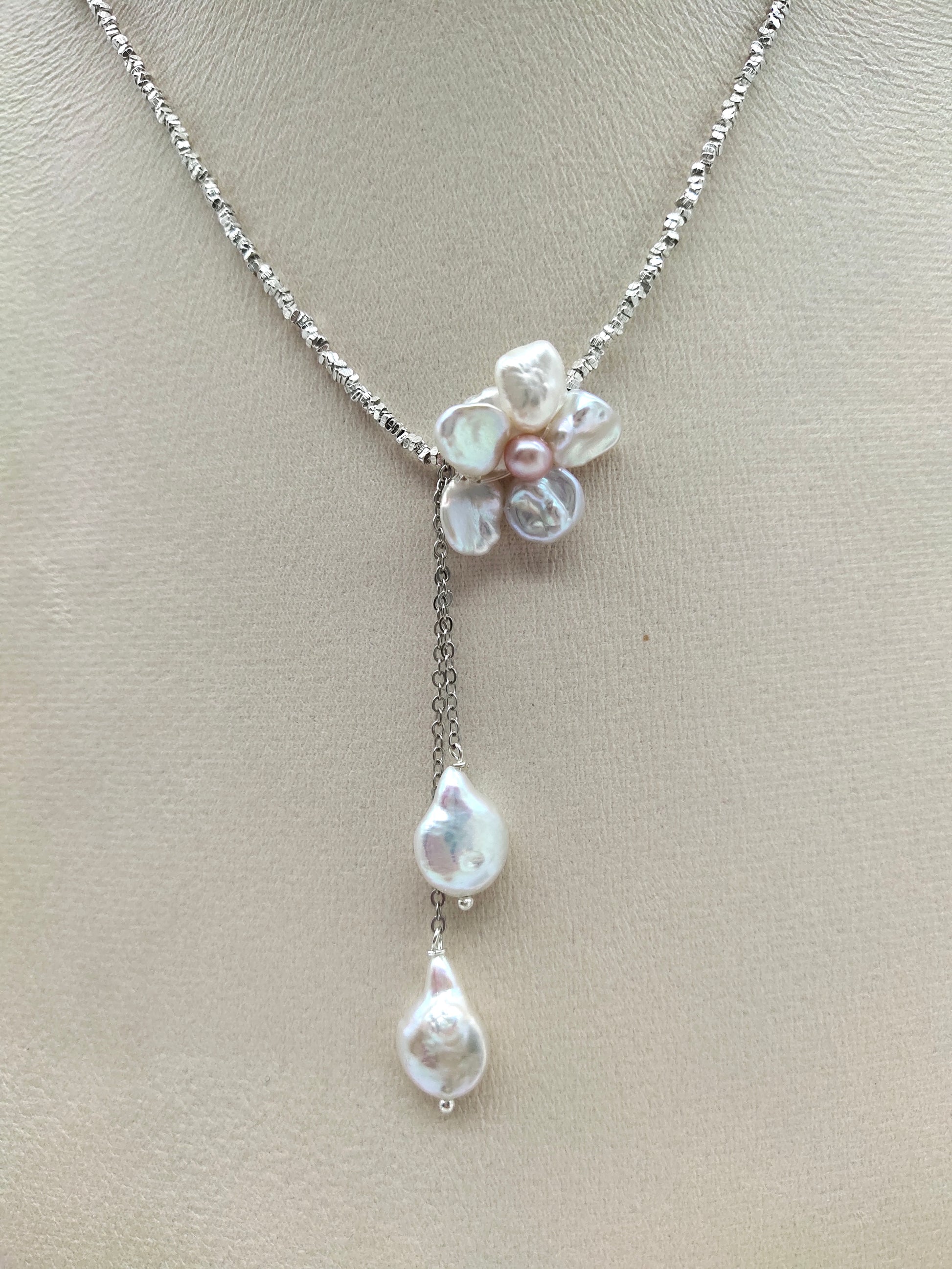 ROMANTIC BLOOM PEARL NECKLACE WITH SILVER BEADS
