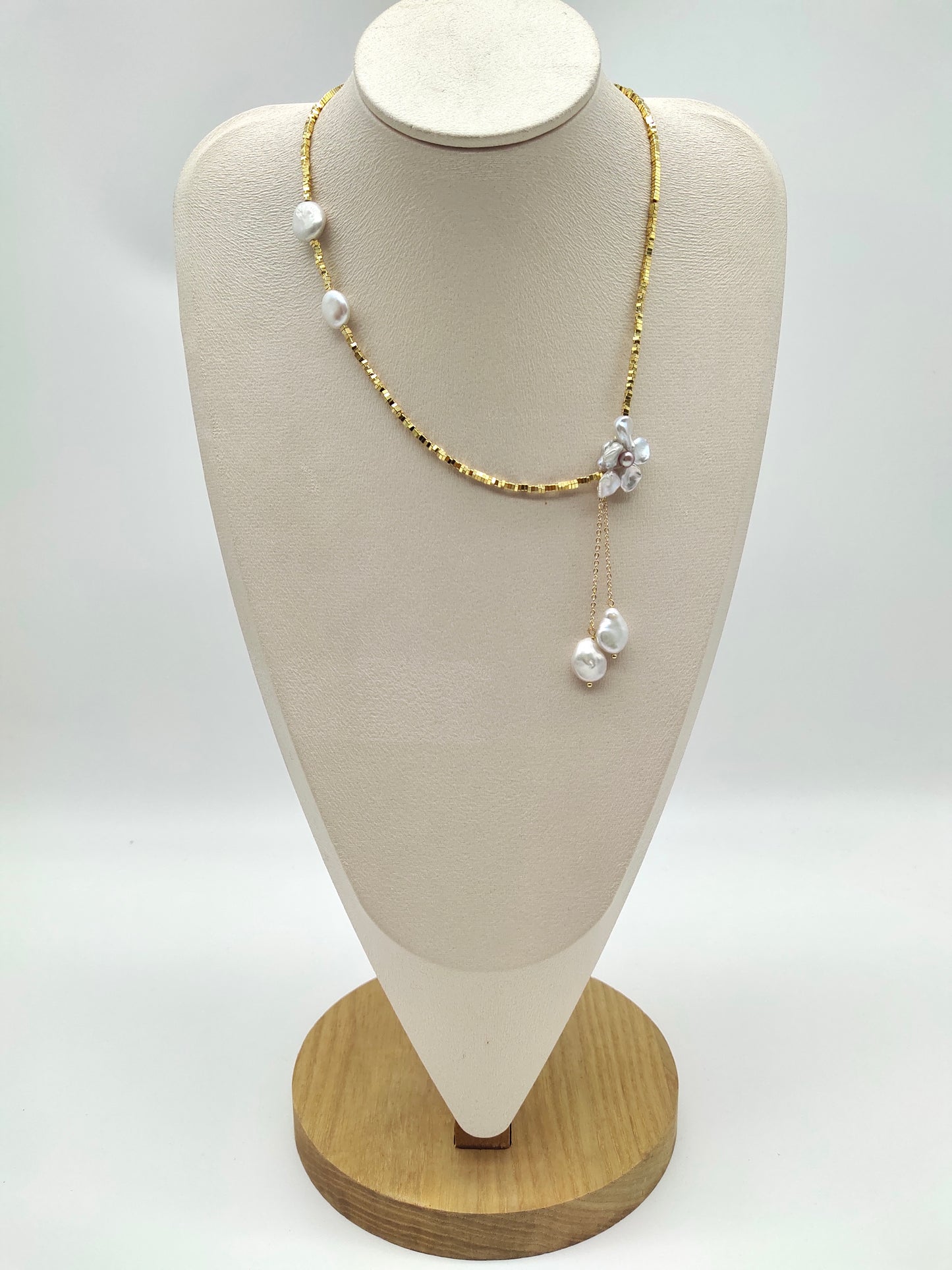 ROMANTIC BLOOM PEARL NECKLACE WITH GOLD BEADS