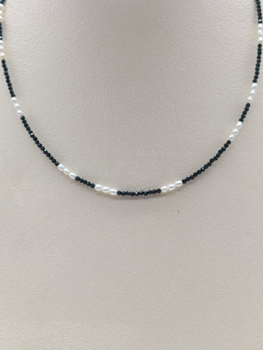 THE BLACK SPINEL WITH FRESHWATER PEARL NECKLACE