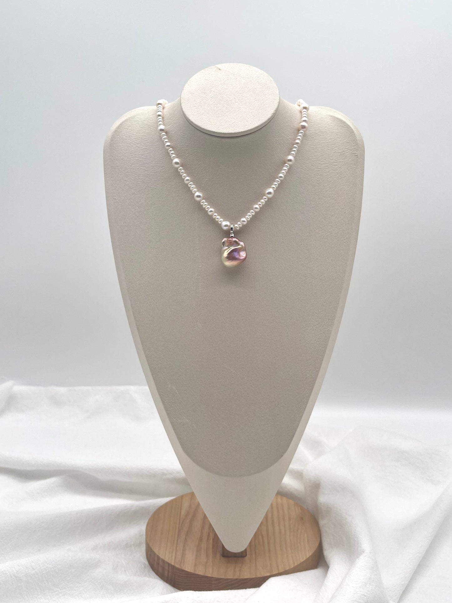 IRIDESCENT BAROQUE PENDANT(necklace excluded) - MOYZ