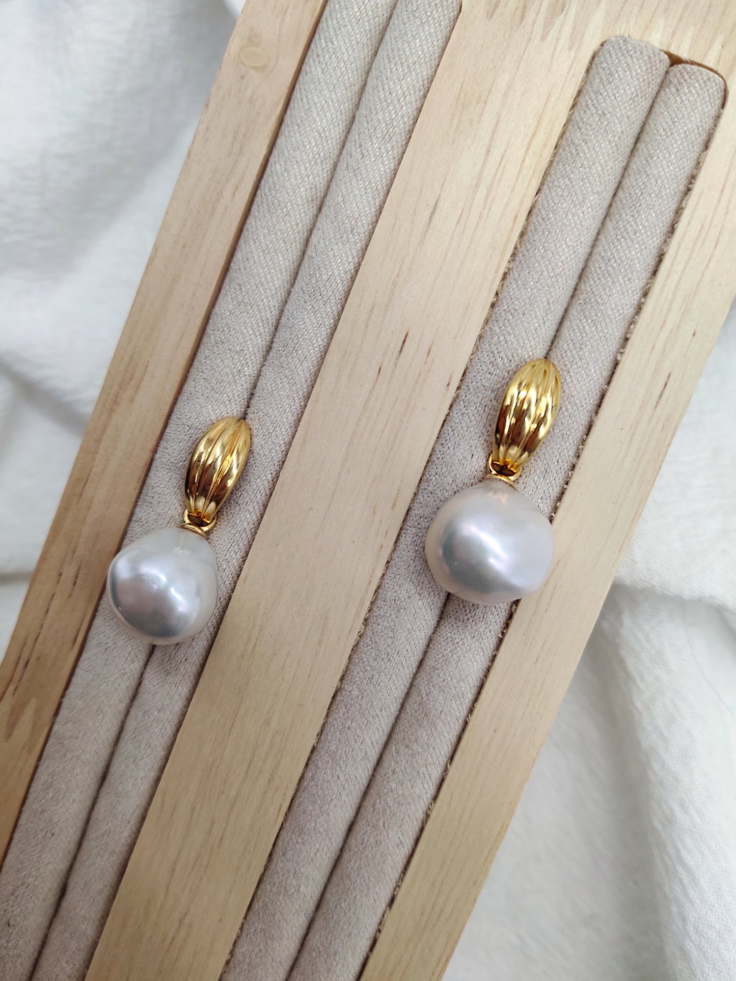 WHITE SMALL BAROQUE PEARL EARRINGS