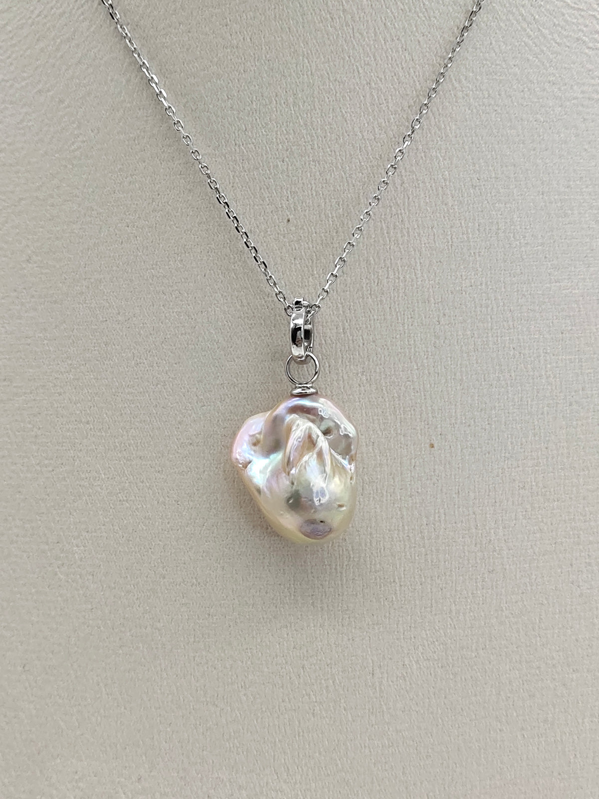 BAROQUE PEARL PENDANT (chain excluded)
