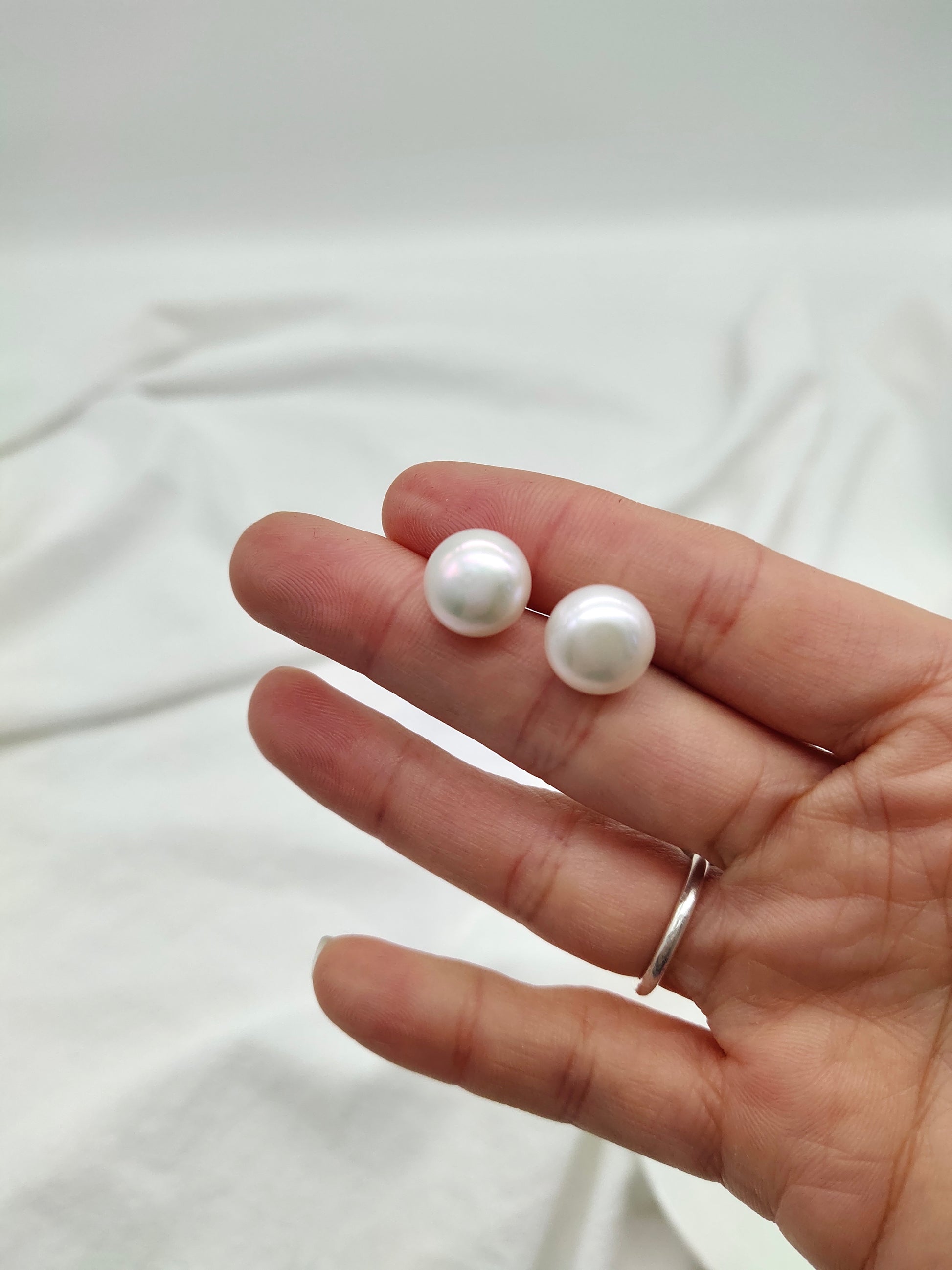 EVERYDAY BUTTON PEARL EARRINGS