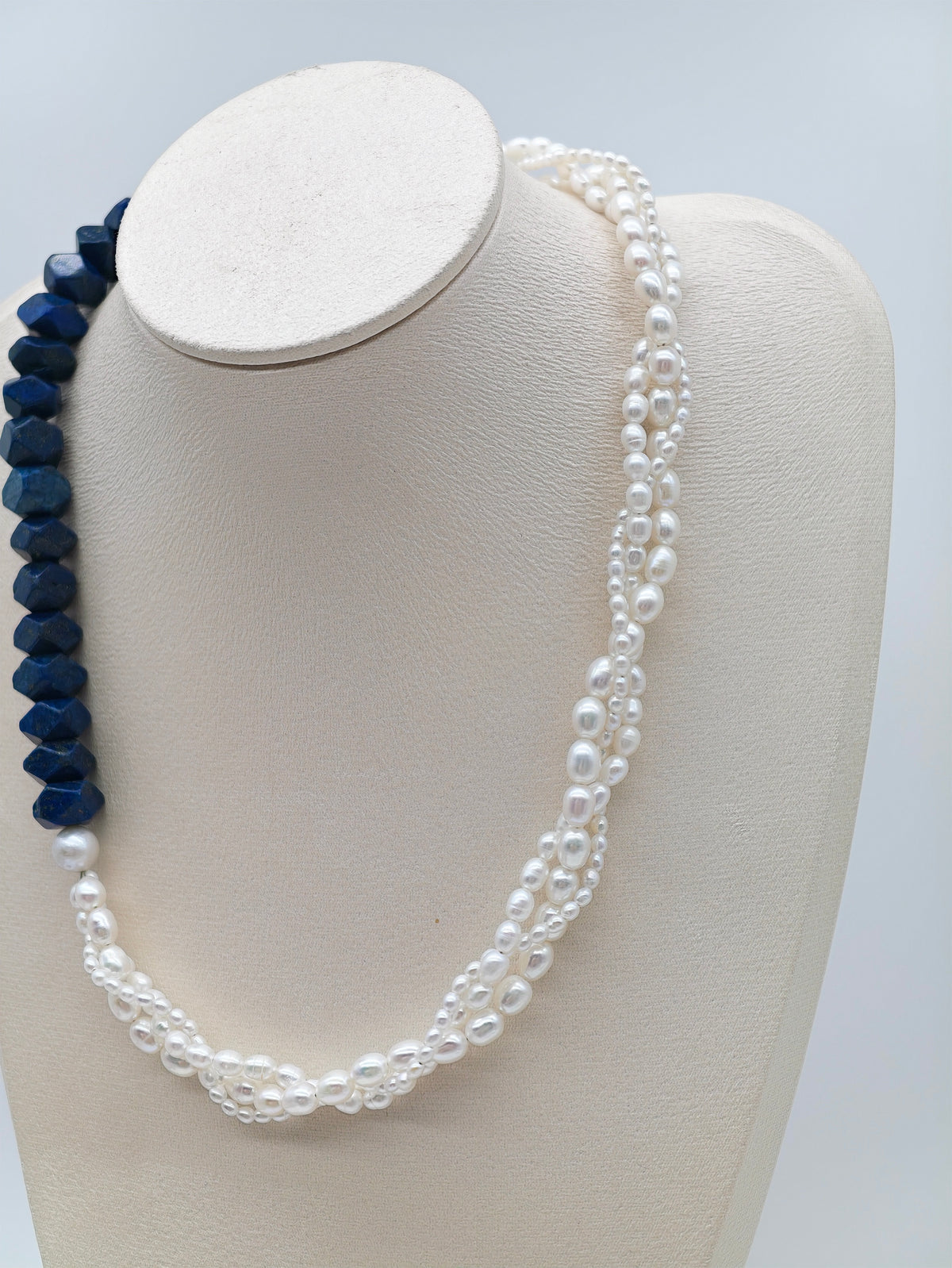 TWIST FRESHWATER PEARL & LAPIS LAZULI NECKLACE