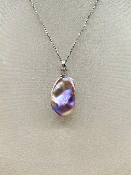 Shop our Colourful Baroque Pearl Necklace. Handcrafted with baroque pearls and rhodium plated sterling silver. Comes with a branded white jewellery box and drawstring pouch for safe keeping.