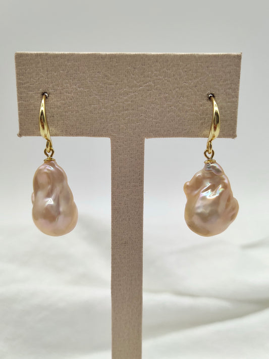 CHAMPAGNE BAROQUE PEARL EARRINGSCHAMPAGNE BAROQUE PEARL EARRINGS