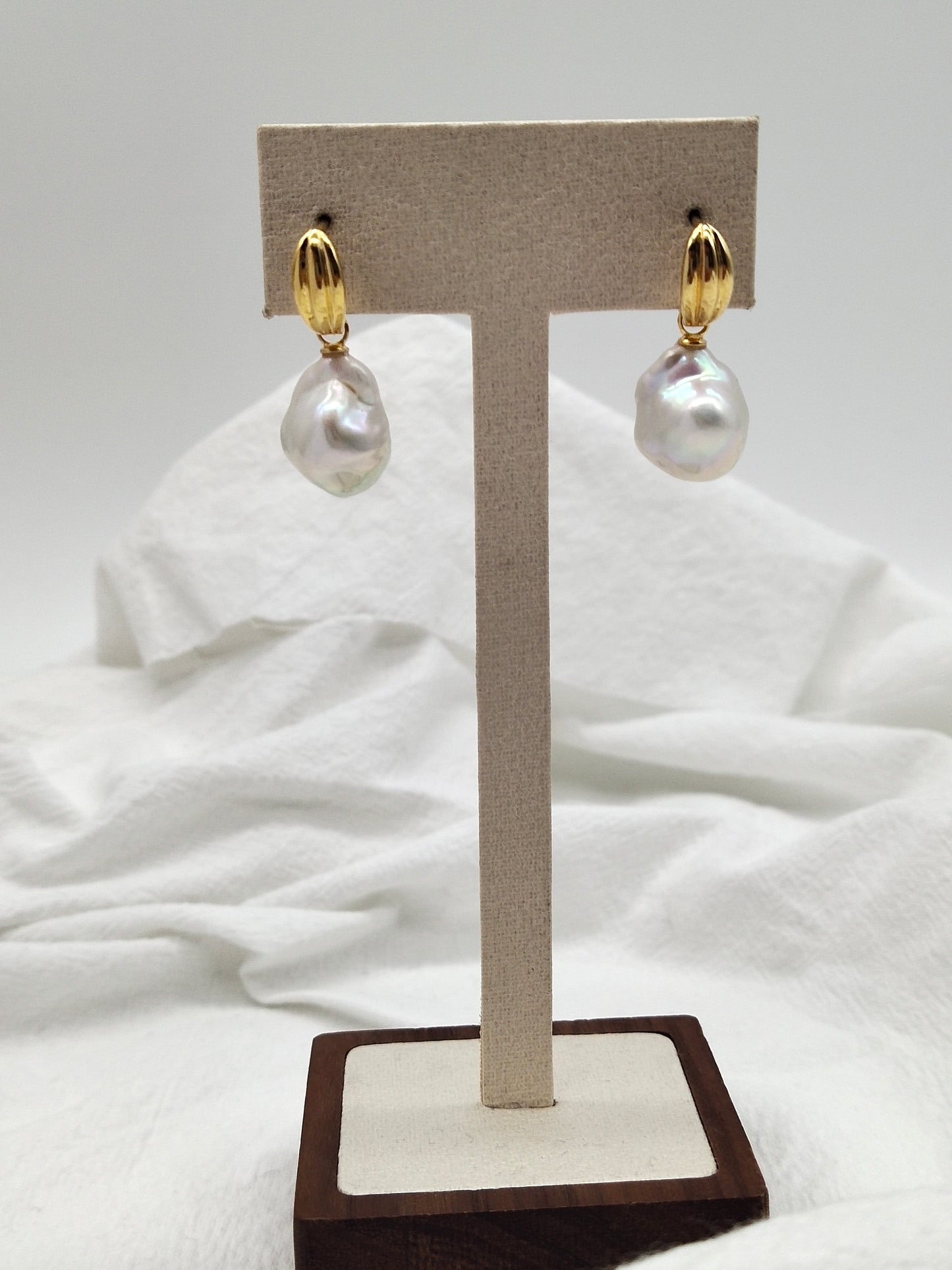 WHITE SMALL BAROQUE PEARL EARRINGS