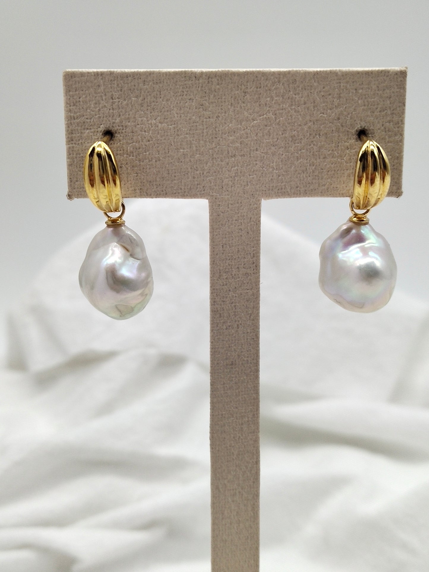 WHITE SMALL BAROQUE PEARL EARRINGS