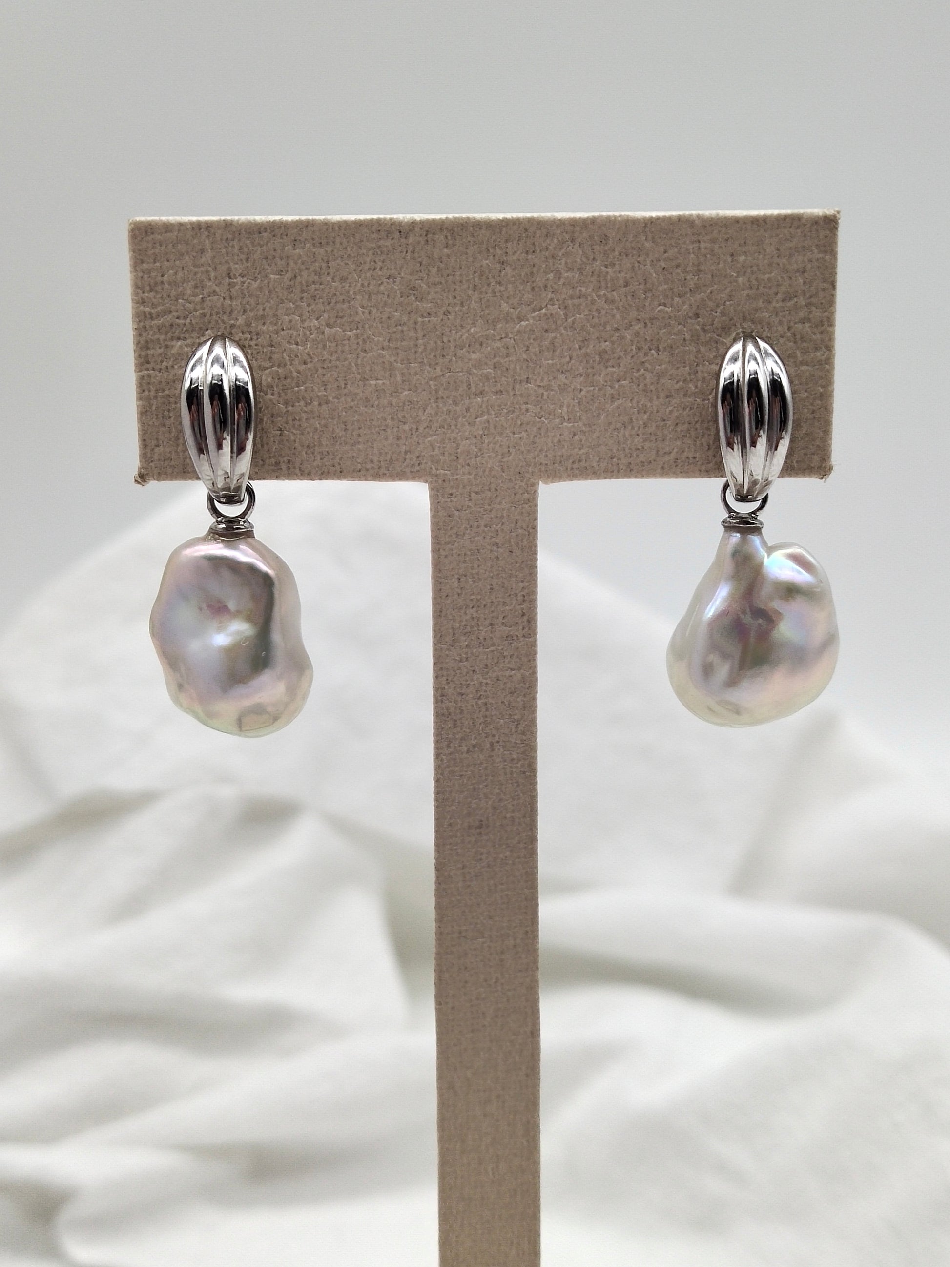 WHITE SMALL BAROQUE PEARL EARRINGS