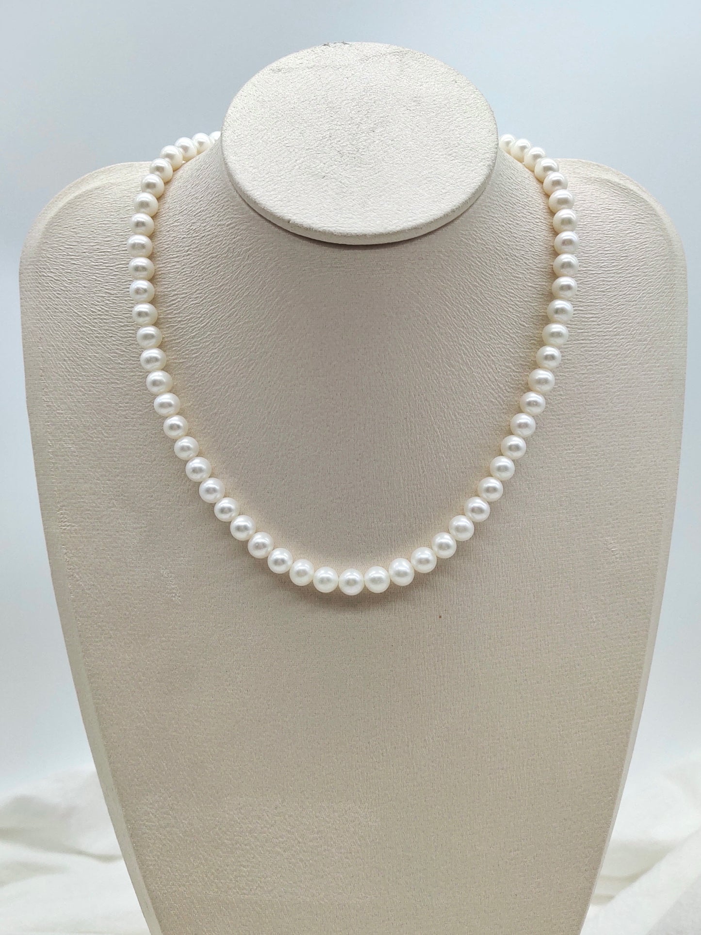 CLASSIC FRESHWATER ROUND PEARL NECKLACE