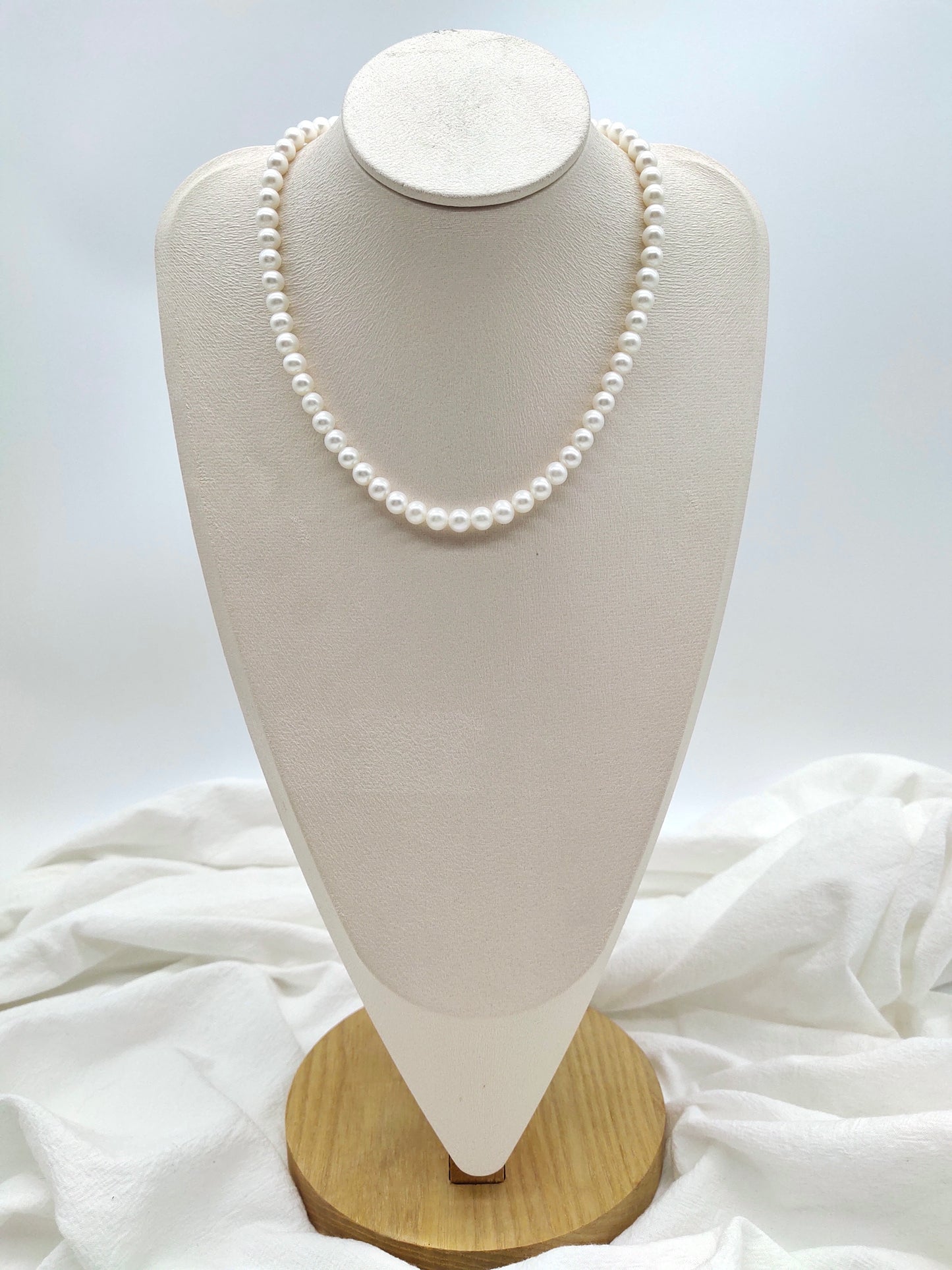 CLASSIC FRESHWATER ROUND PEARL NECKLACE