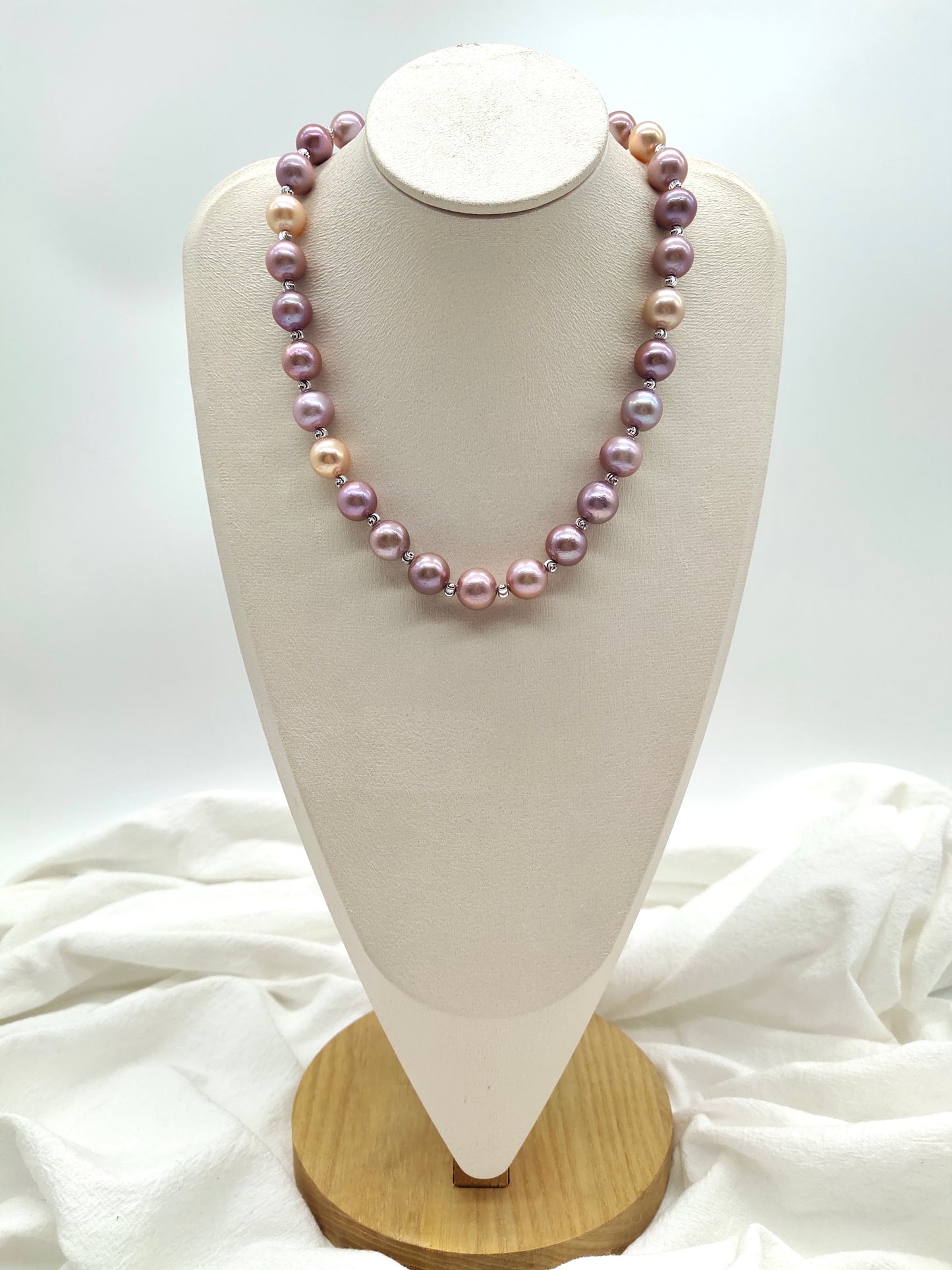 IRIDESCENT ROUND FRESHWATER PEARL NECKLACE