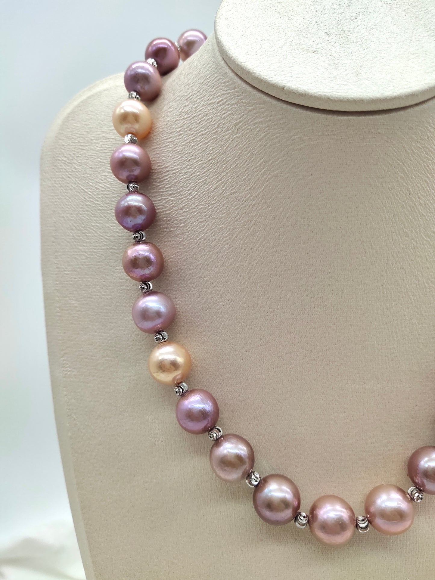 IRIDESCENT ROUND FRESHWATER PEARL NECKLACE