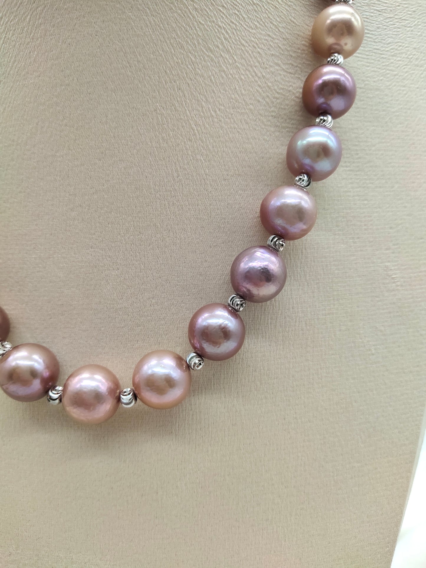 IRIDESCENT ROUND FRESHWATER PEARL NECKLACE