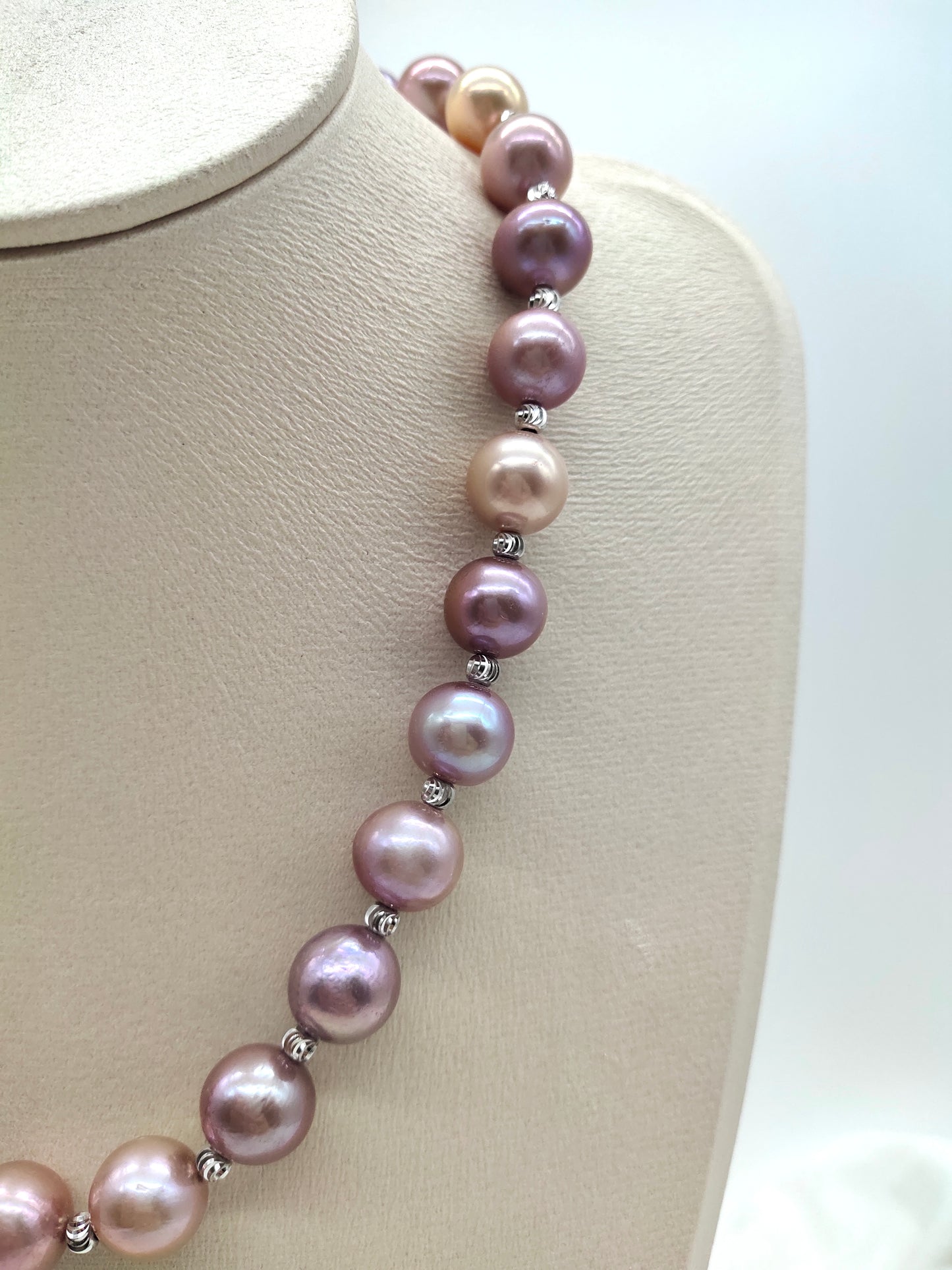 IRIDESCENT ROUND FRESHWATER PEARL NECKLACE