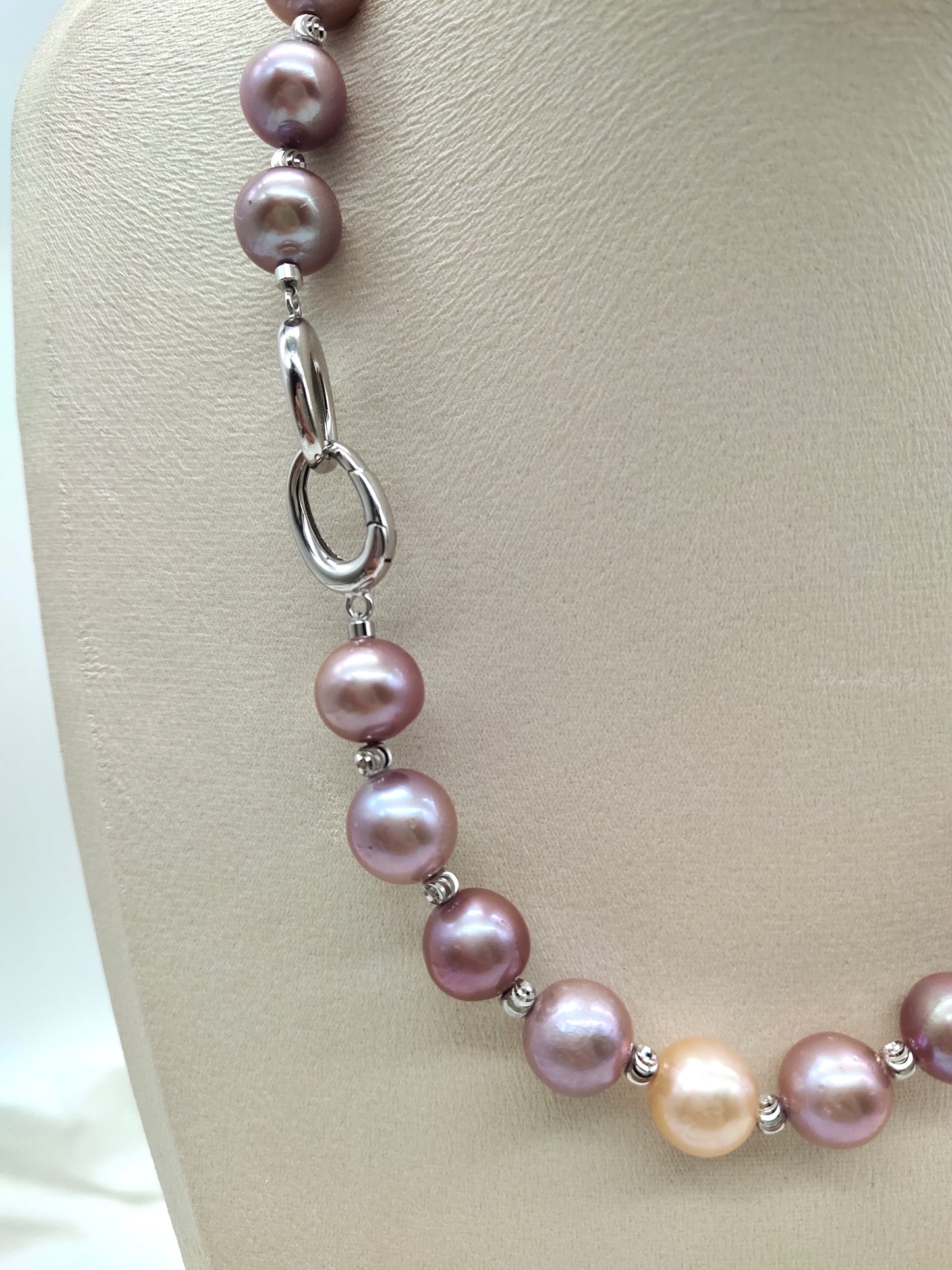 IRIDESCENT ROUND FRESHWATER PEARL NECKLACE