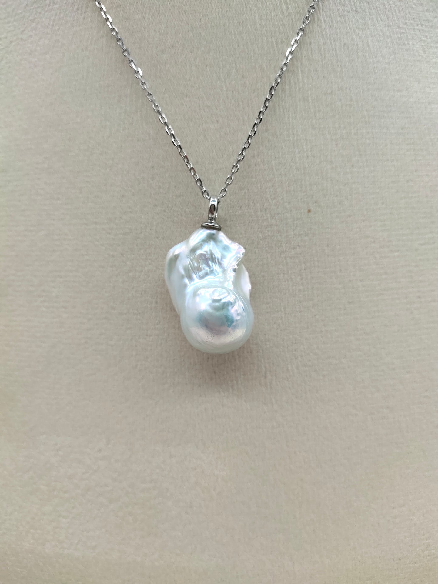 LARGE WHITE BAROQUE PEARL NECKLACE