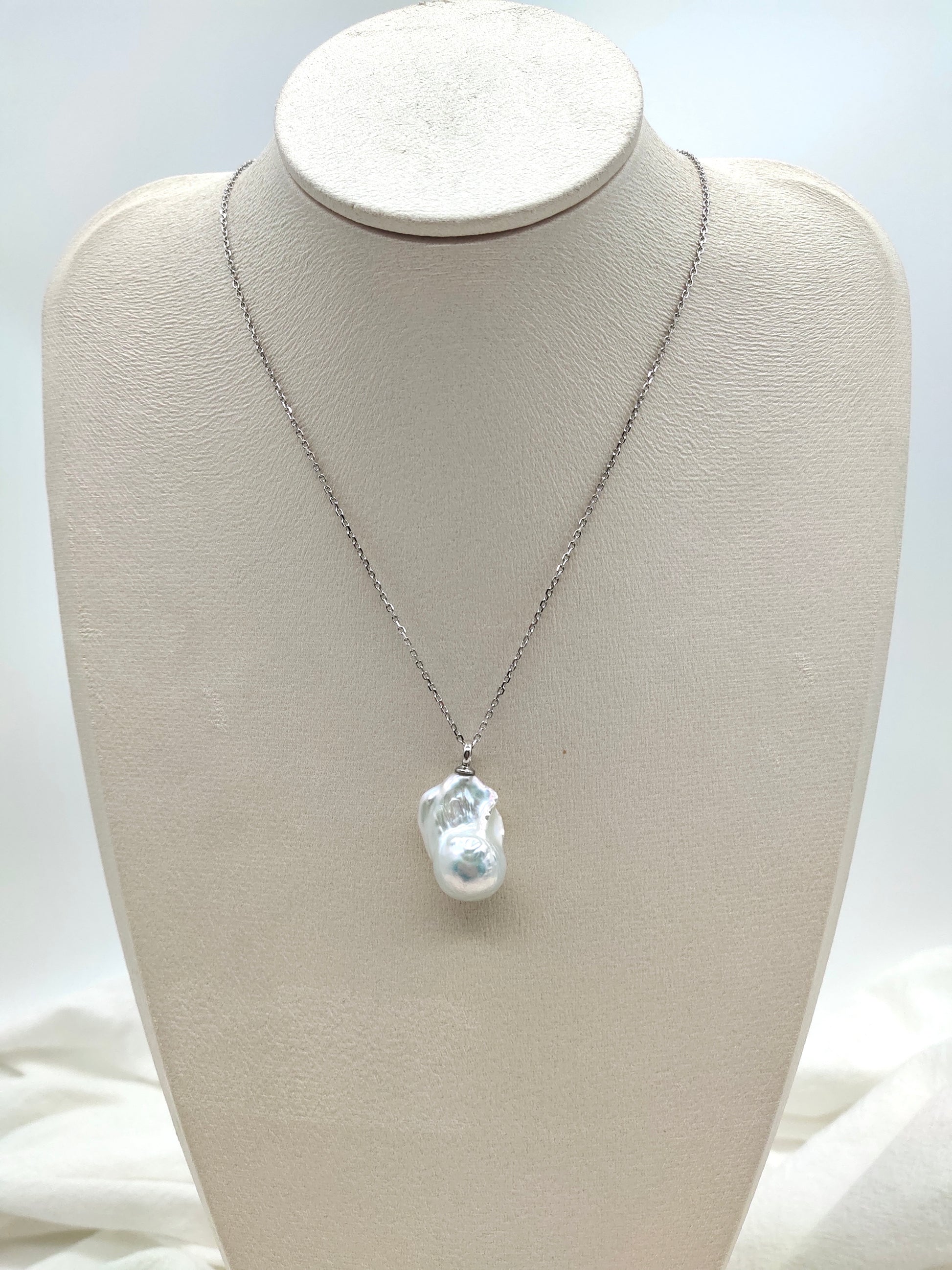 LARGE WHITE BAROQUE PEARL NECKLACE