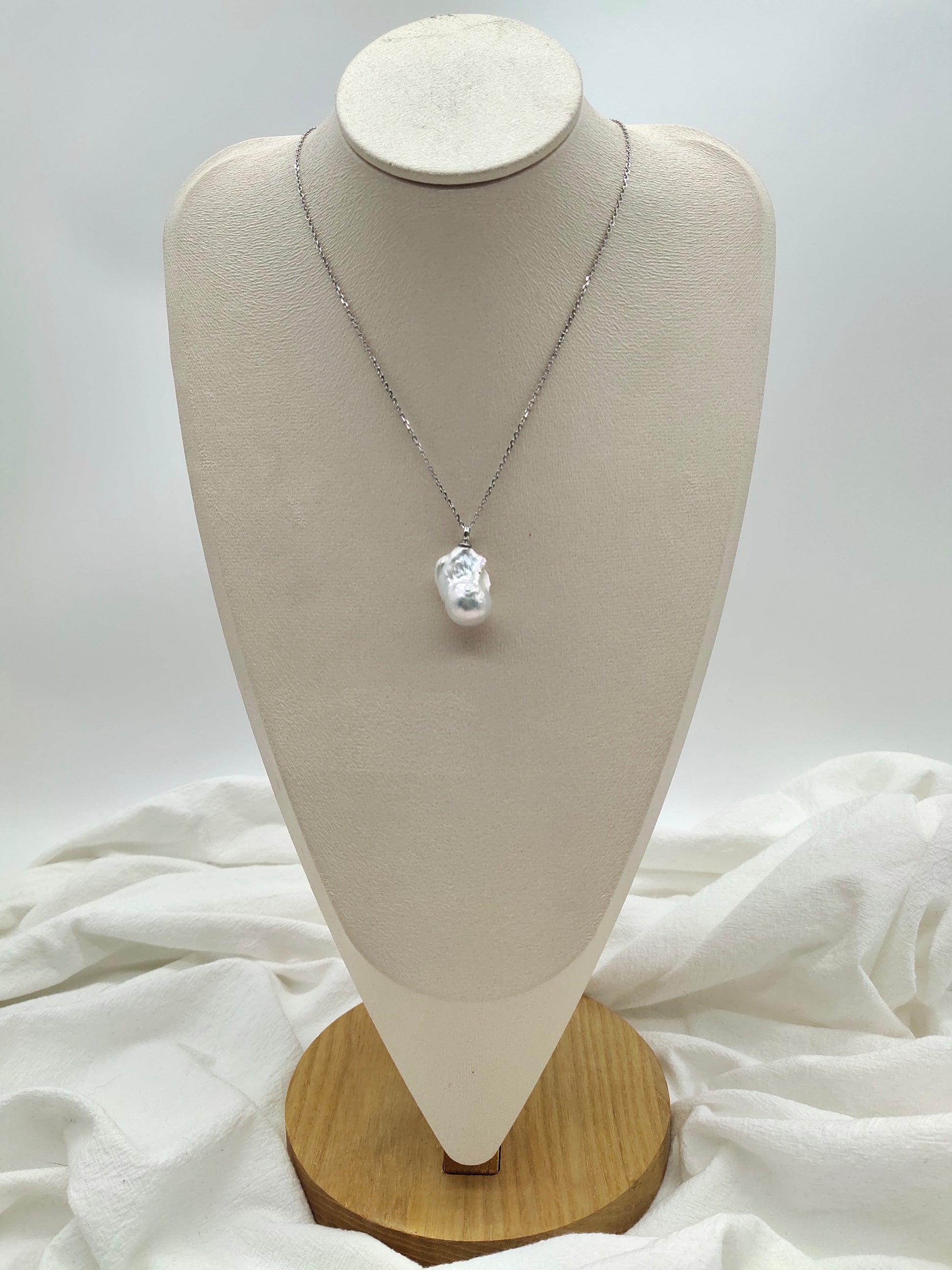 LARGE WHITE BAROQUE PEARL NECKLACE