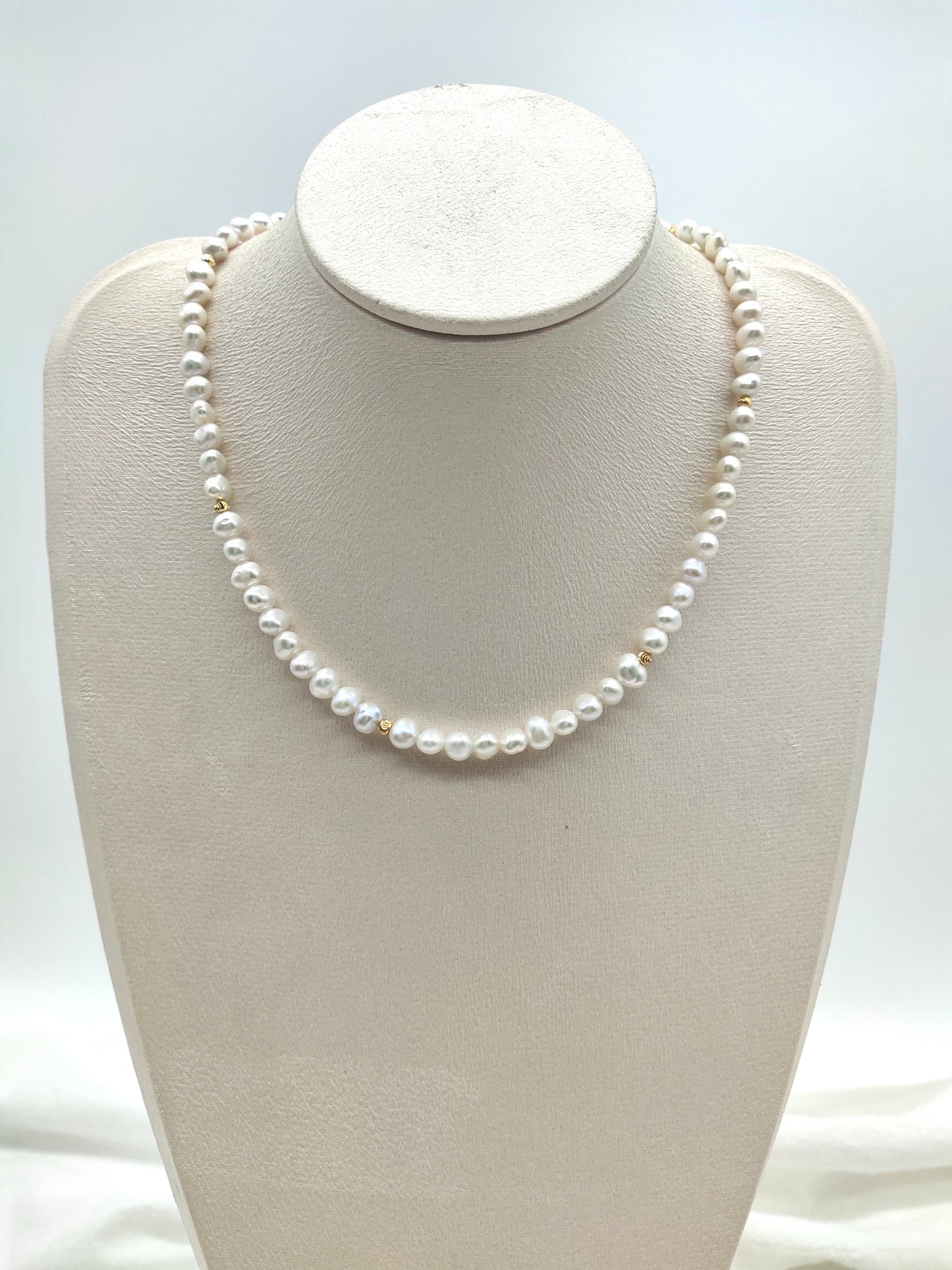 FRESHWATER PEARL WITH GOLD BEADS NECKLACE