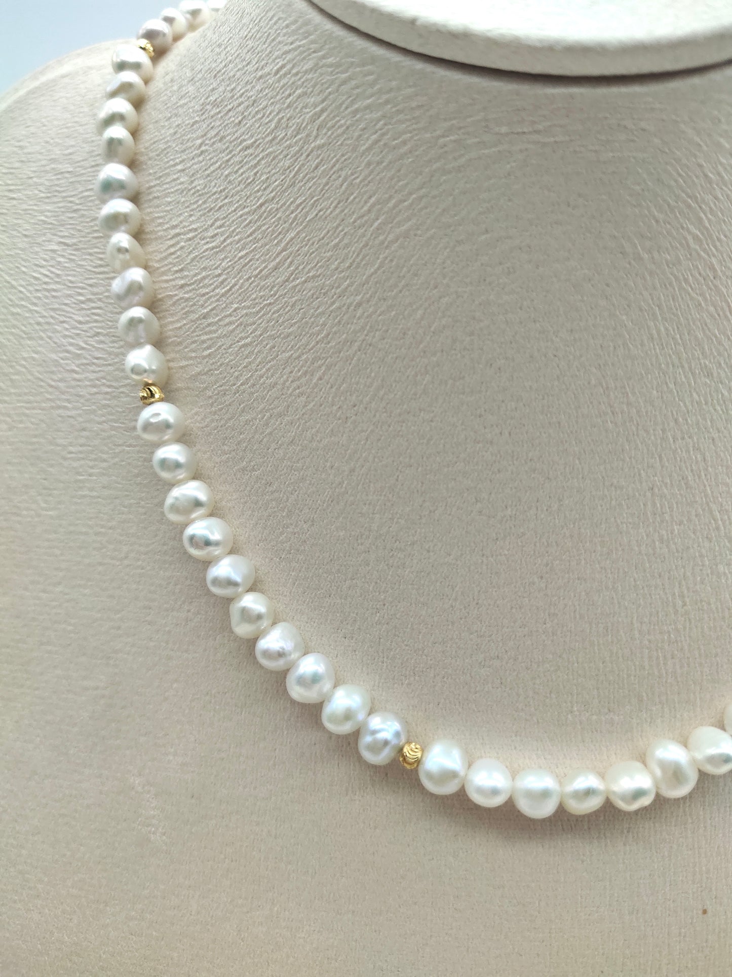 FRESHWATER PEARL WITH GOLD BEADS NECKLACE