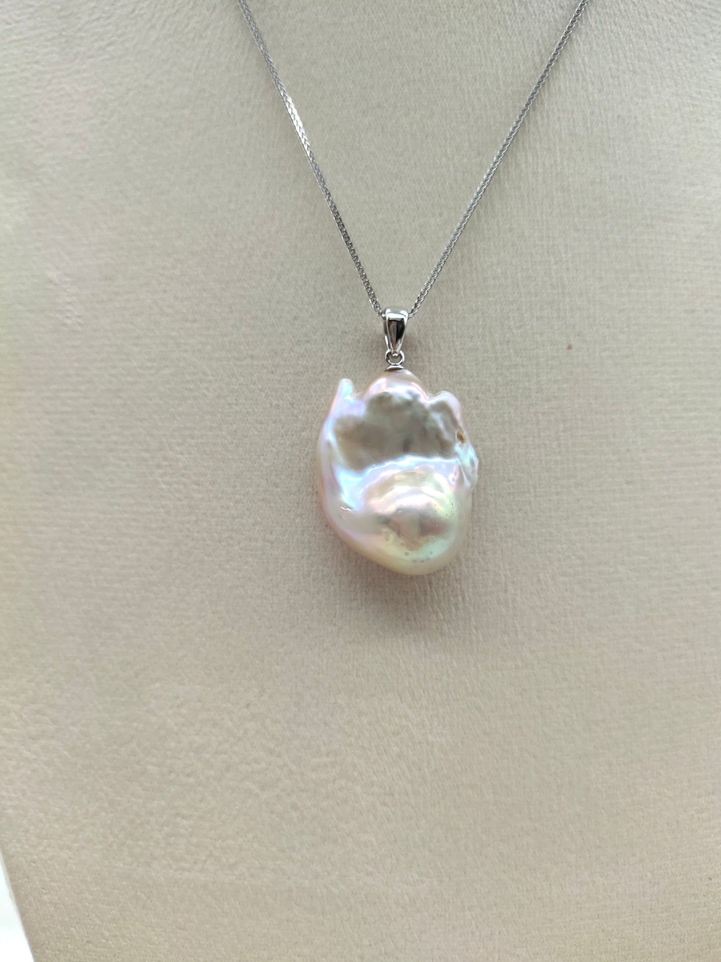 COLOURFUL BAROQUE PEARL PENDANT WITH GREEN LUSTER