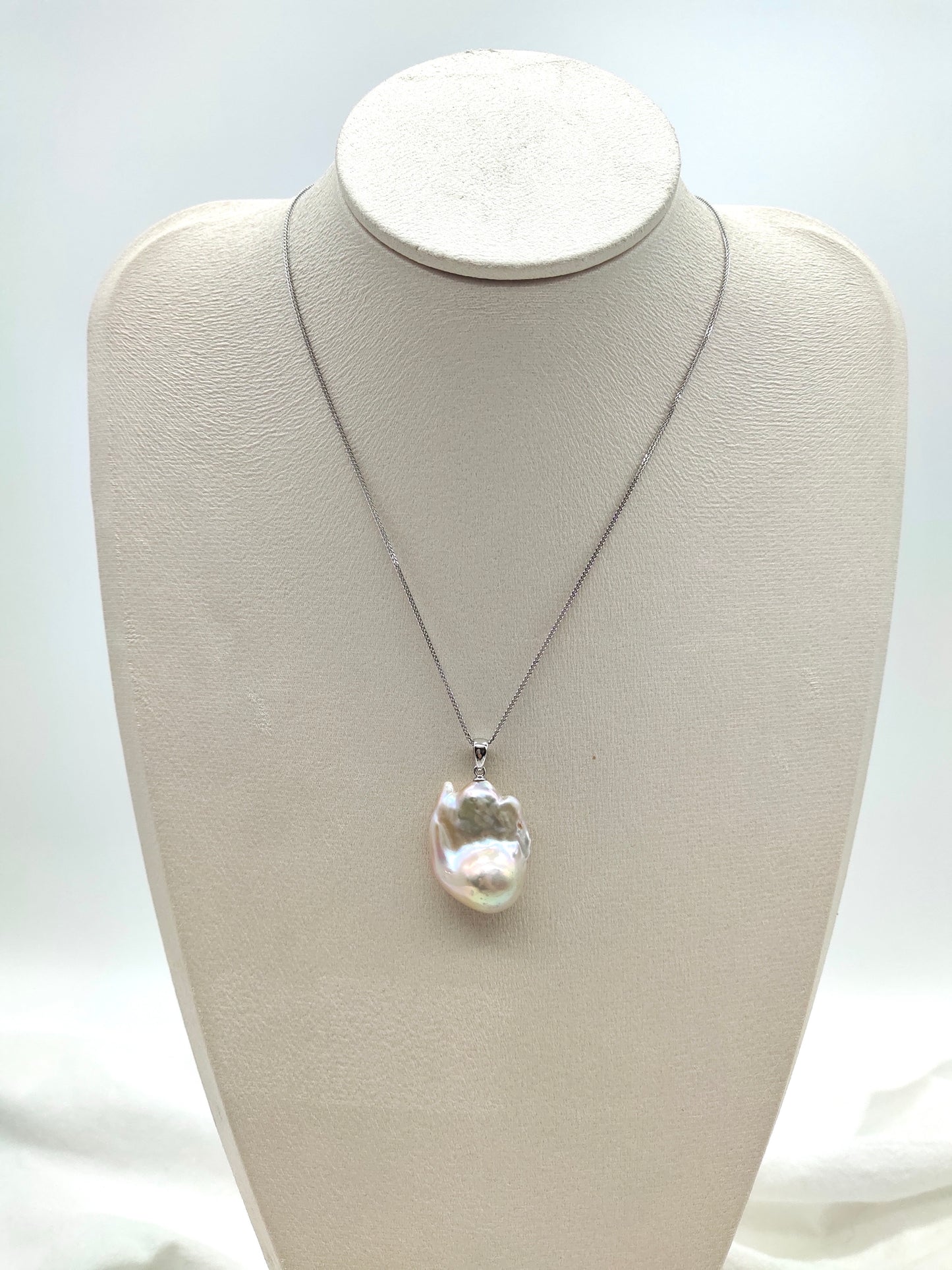 COLOURFUL BAROQUE PEARL PENDANT WITH GREEN LUSTER