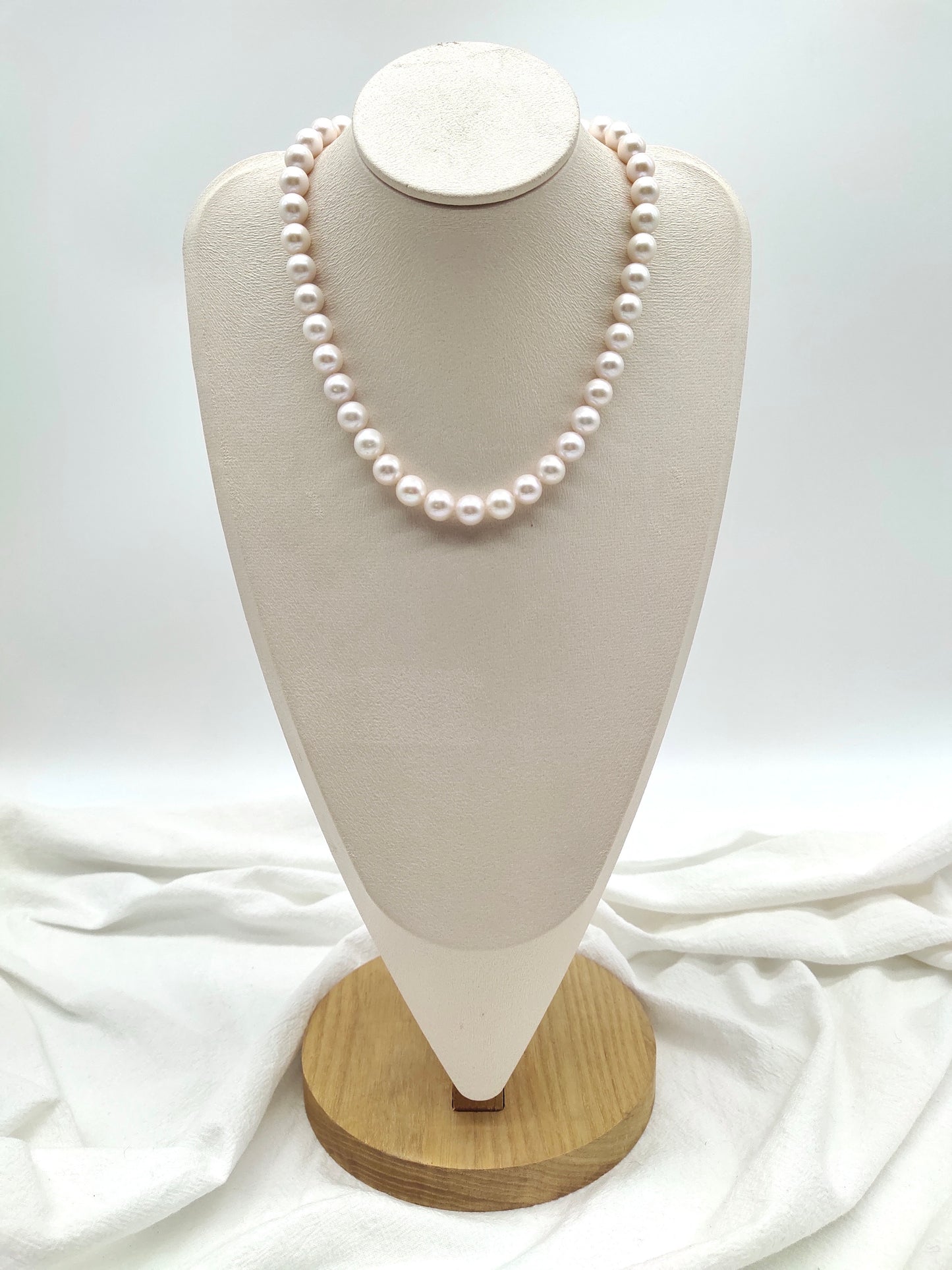 CLASSIC FRESHWATER ROUND PEARL NECKLACE