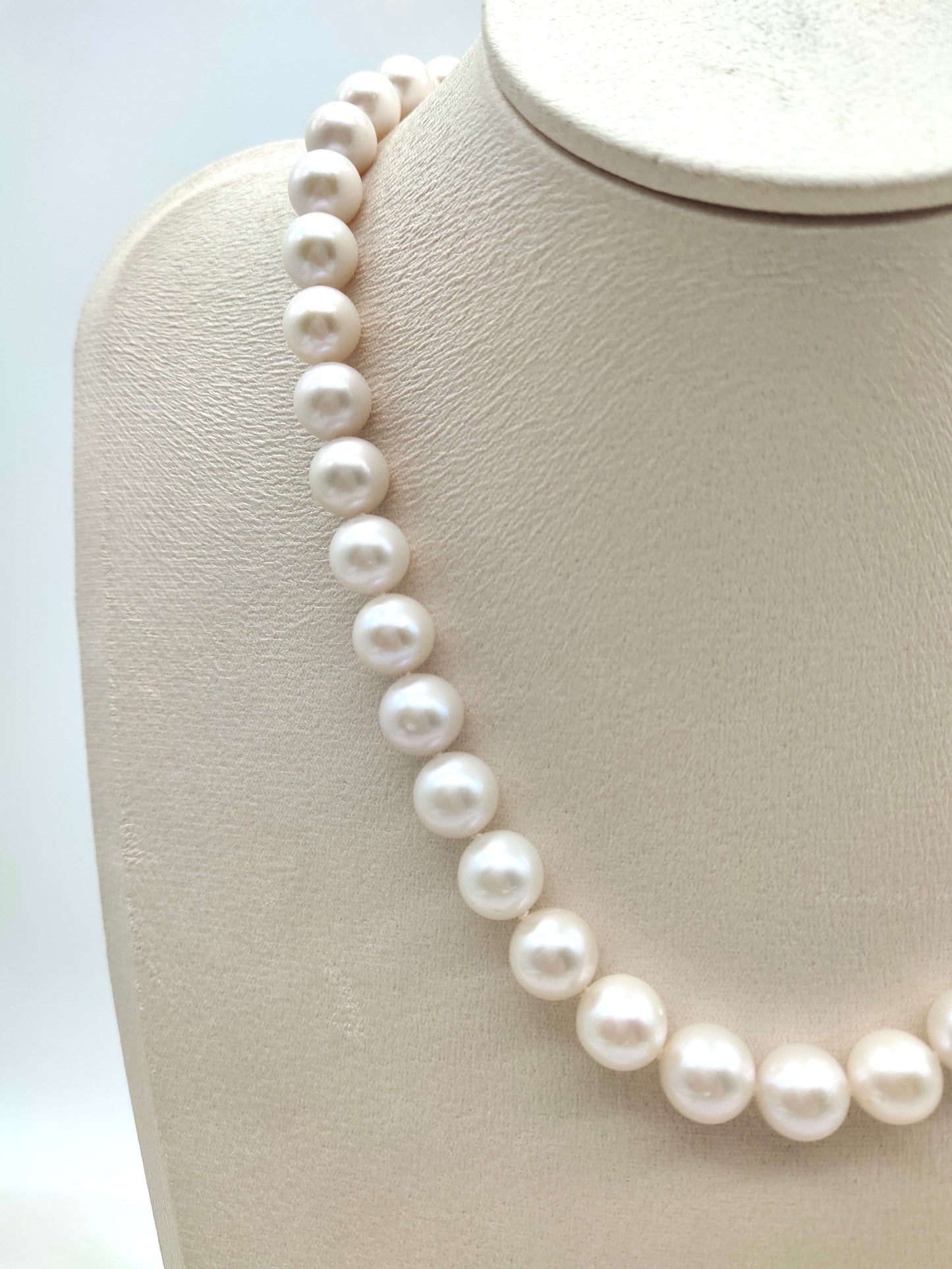 CLASSIC FRESHWATER ROUND PEARL NECKLACE