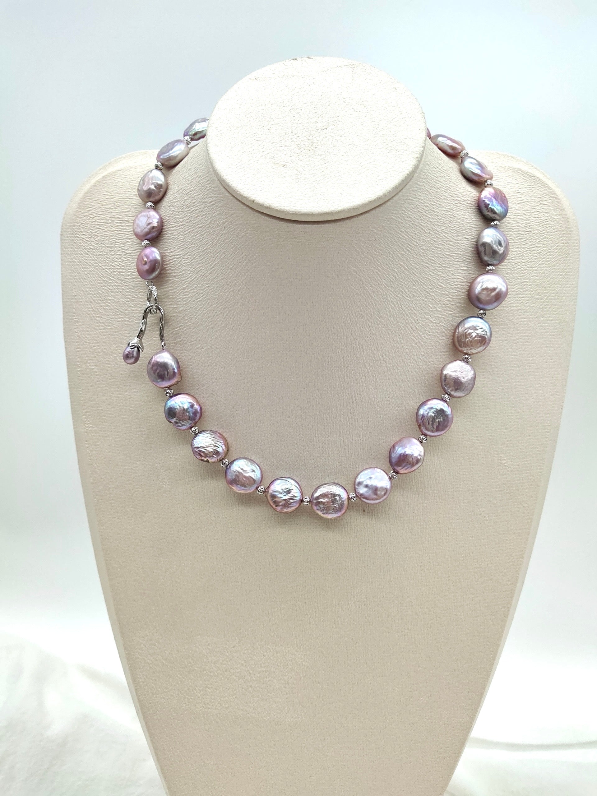 IRIDESCENT BUTTON PEARL WITH SILVER BEADS NECKLACE