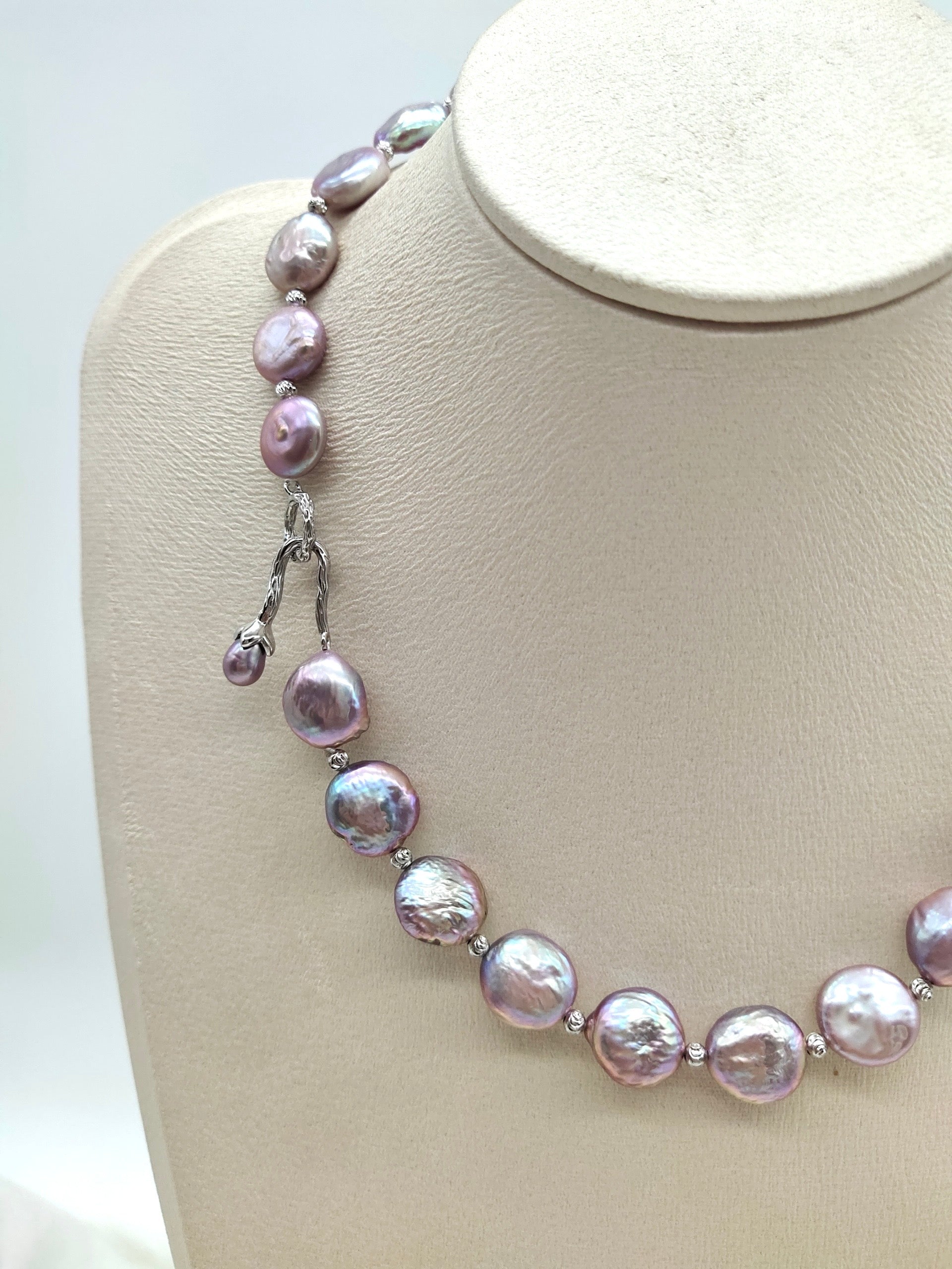 IRIDESCENT BUTTON PEARL WITH SILVER BEADS NECKLACE