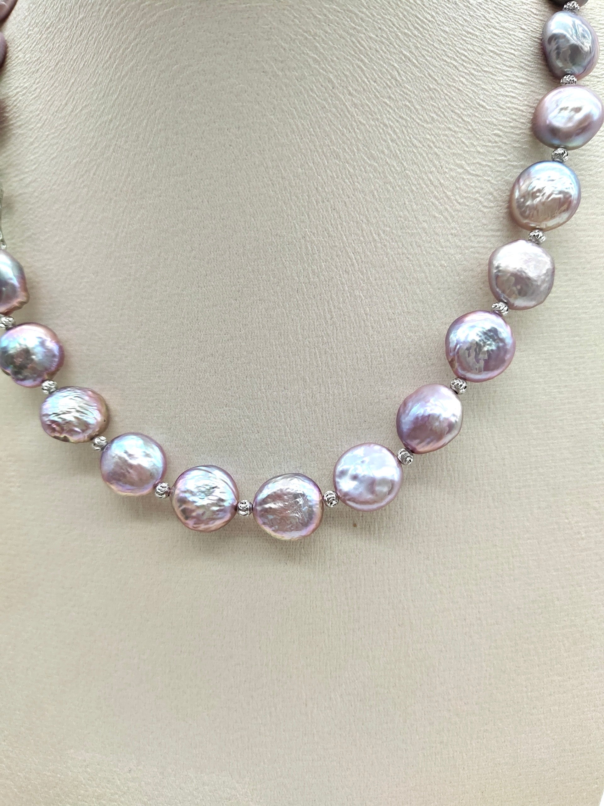 IRIDESCENT BUTTON PEARL WITH SILVER BEADS NECKLACE