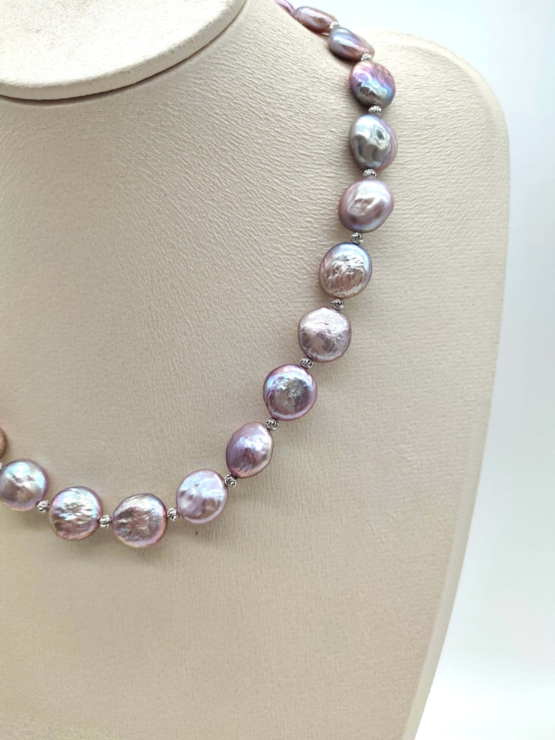 IRIDESCENT BUTTON PEARL WITH SILVER BEADS NECKLACE