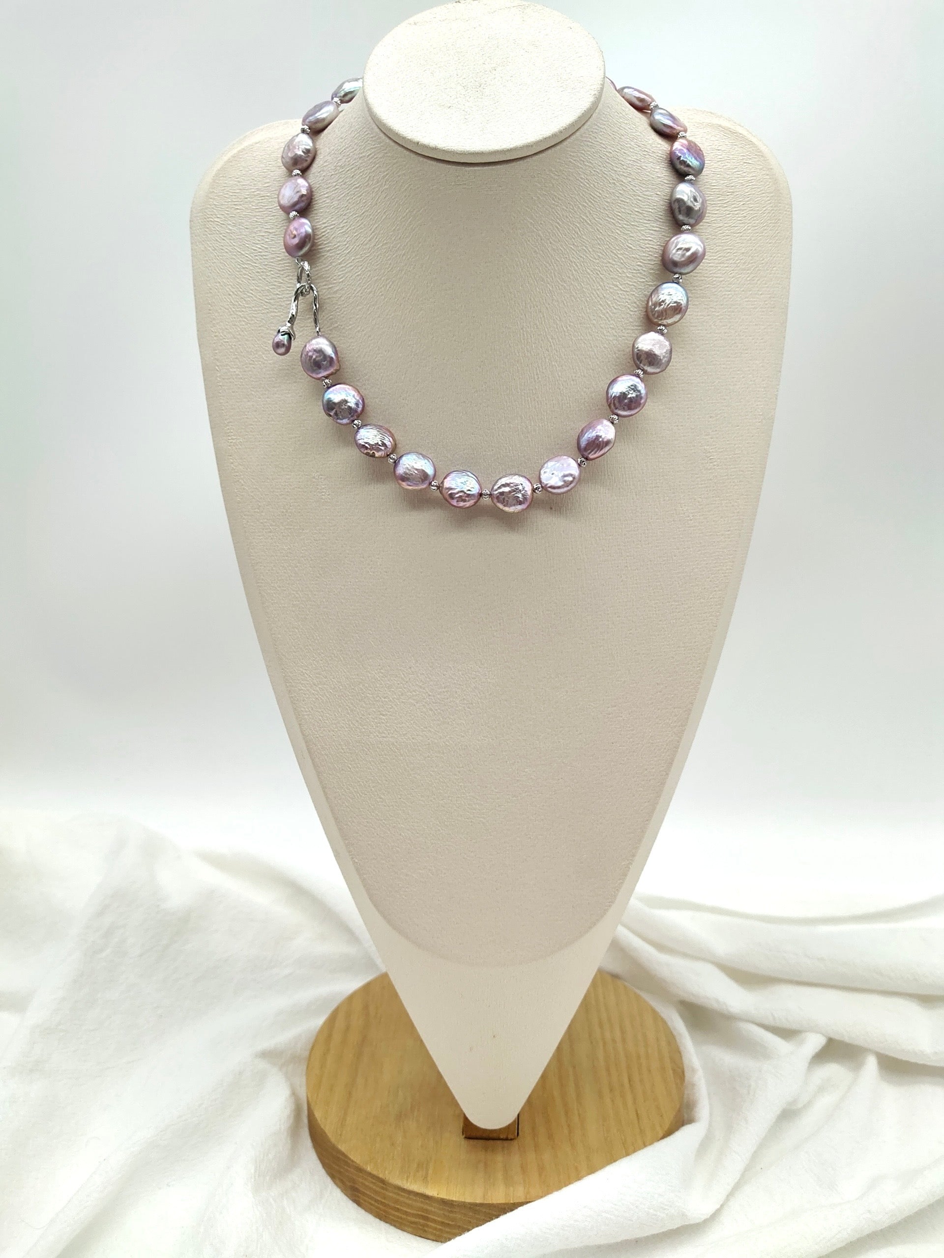 IRIDESCENT BUTTON PEARL WITH SILVER BEADS NECKLACE