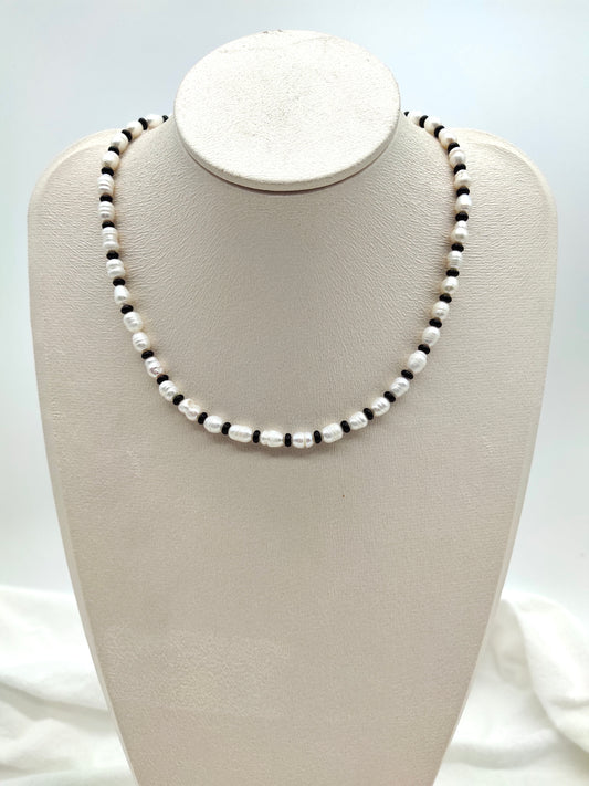 RICE SHAPE PEARL NECKLACE WITH BLACK AGATE BEADS